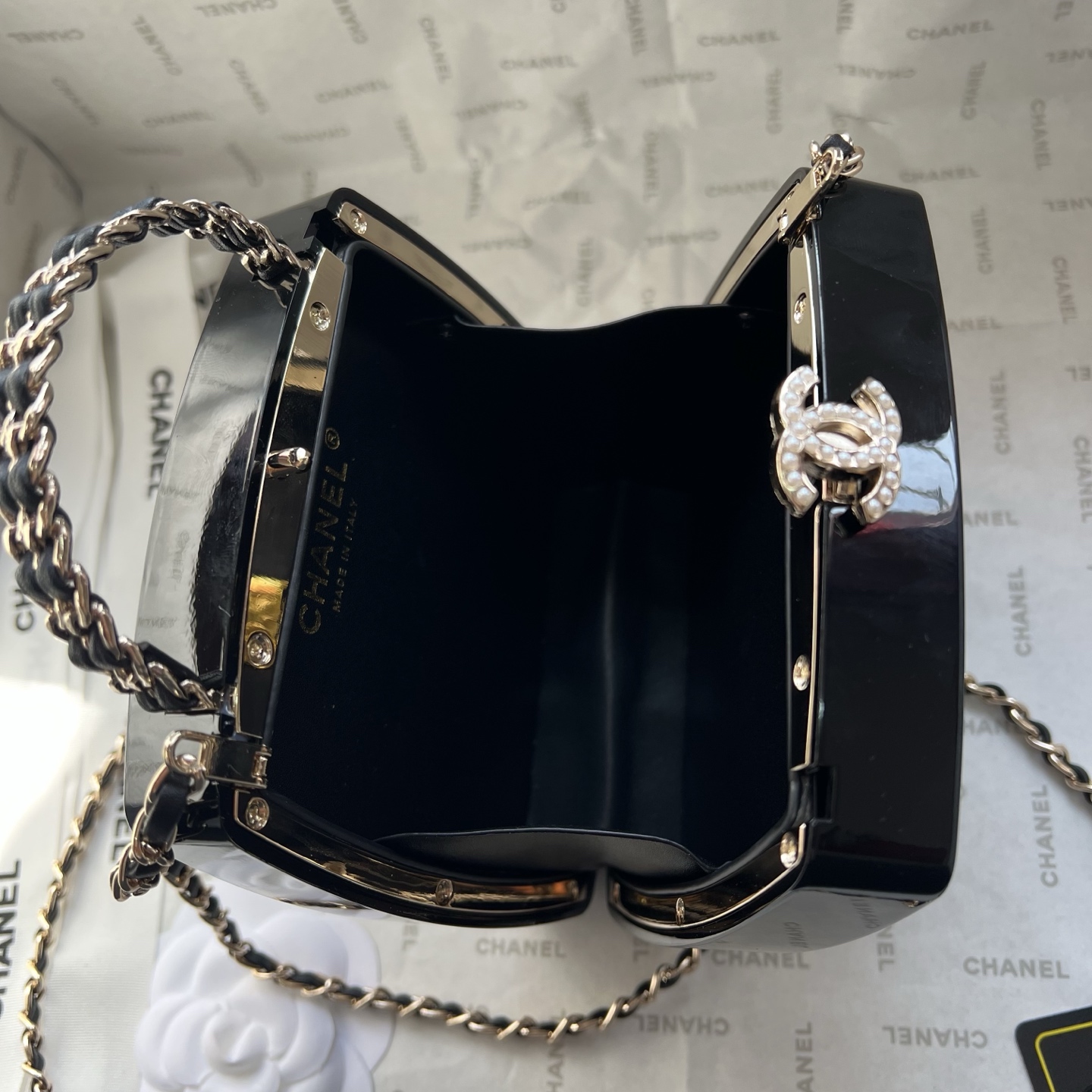 💰210包邮❗ 👑Chanel 25/26B眼影盒晚宴包.第一眼看到直接一整个爱住!影盒形状超别致、💕原单品质.包身质感拉满,一面是经典双C标志,一面是眼影盘设计,细节里全是高级感。不管是搭晚宴裙撑场面,还是配牛仔裤凹日常造型,它都能瞬间提升时尚度,背上你就是人群里最亮眼的焦点,精致感直接焊在身上!尺寸:13x13cm,款号:677