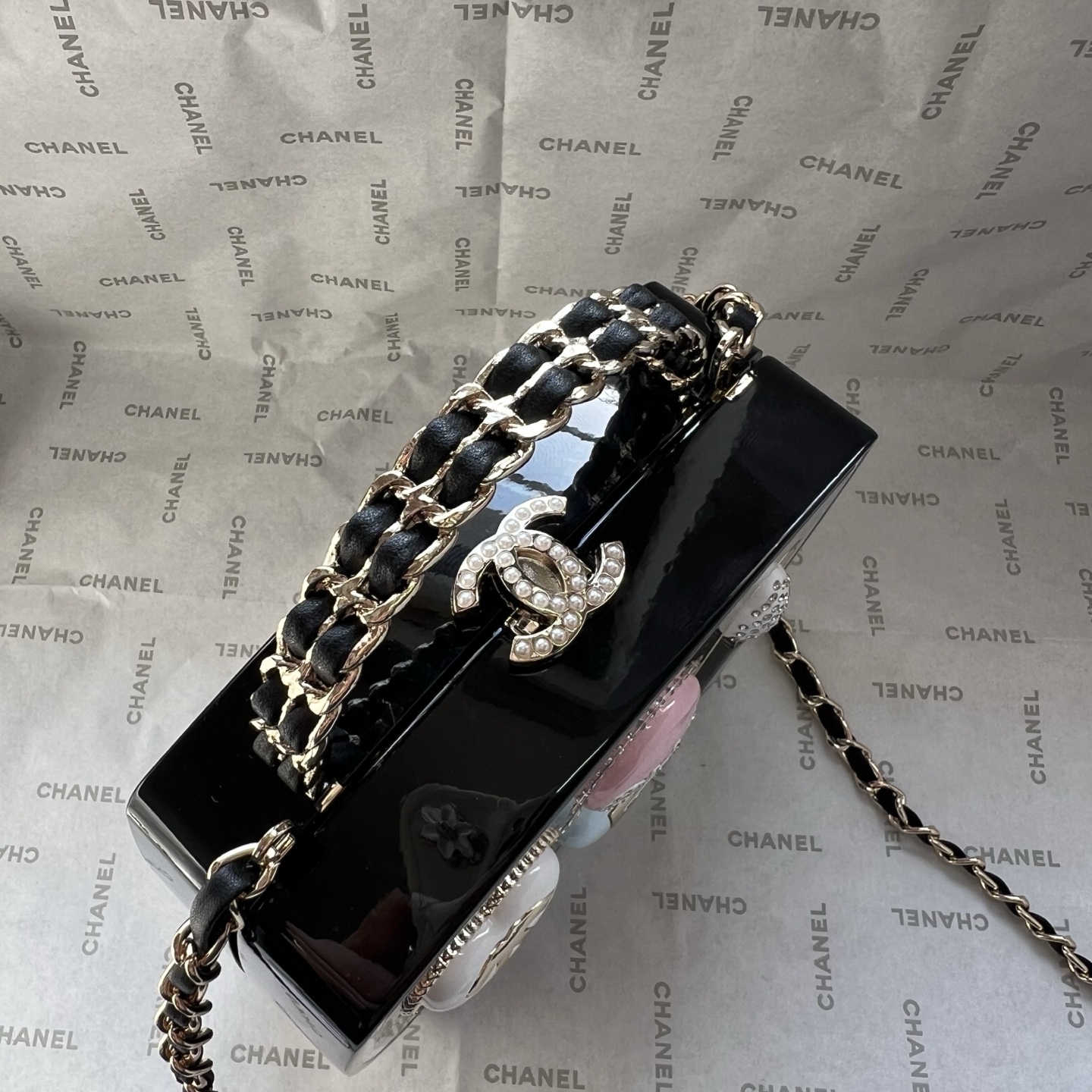 💰210包邮❗ 👑Chanel 25/26B眼影盒晚宴包.第一眼看到直接一整个爱住!影盒形状超别致、💕原单品质.包身质感拉满,一面是经典双C标志,一面是眼影盘设计,细节里全是高级感。不管是搭晚宴裙撑场面,还是配牛仔裤凹日常造型,它都能瞬间提升时尚度,背上你就是人群里最亮眼的焦点,精致感直接焊在身上!尺寸:13x13cm,款号:677