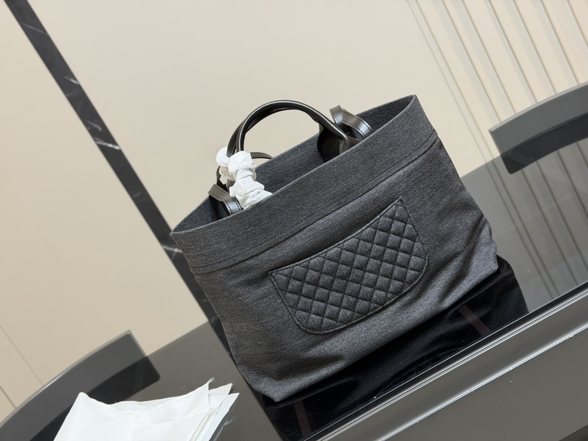 &yen;180 尺寸：36.28cm 香奈儿 牛仔沙滩包🏖️ 安排！安排！ 今年出的这个沙滩包可太好看了! 水洗做旧款更加有高级感