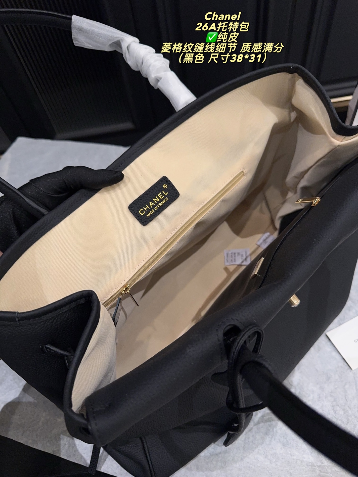 ✅纯皮P335无盒⚠️尺寸38*31 香奈儿Chanel 26A麂皮托特包 驼色麂皮+黑色皮革拼接，金色双C标志超有辨识度。菱格纹缝线细节，质感满分！尺寸适中，通勤休闲都能用，手提肩背都OK。