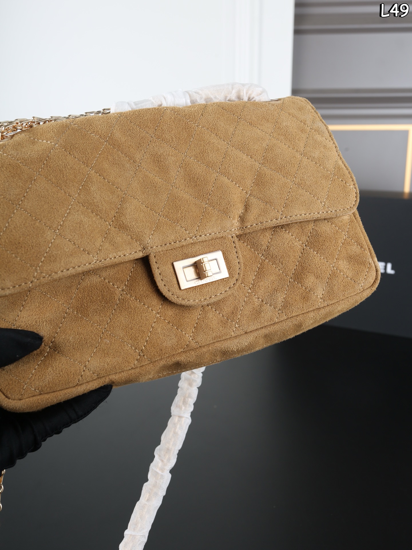 P280 全套礼盒 CHANEL香奈儿 麂皮 2.55 链条包 单肩包 口盖包 实物的质感真的太美好了,会随着光线不同呈现出不同的颜色或深或浅,抚摸上去又柔又软的手感👋,简直要感动,它不是那种短的粗砺感的颗粒短绒,是带长毛绒的,柔软 尺寸:24×15