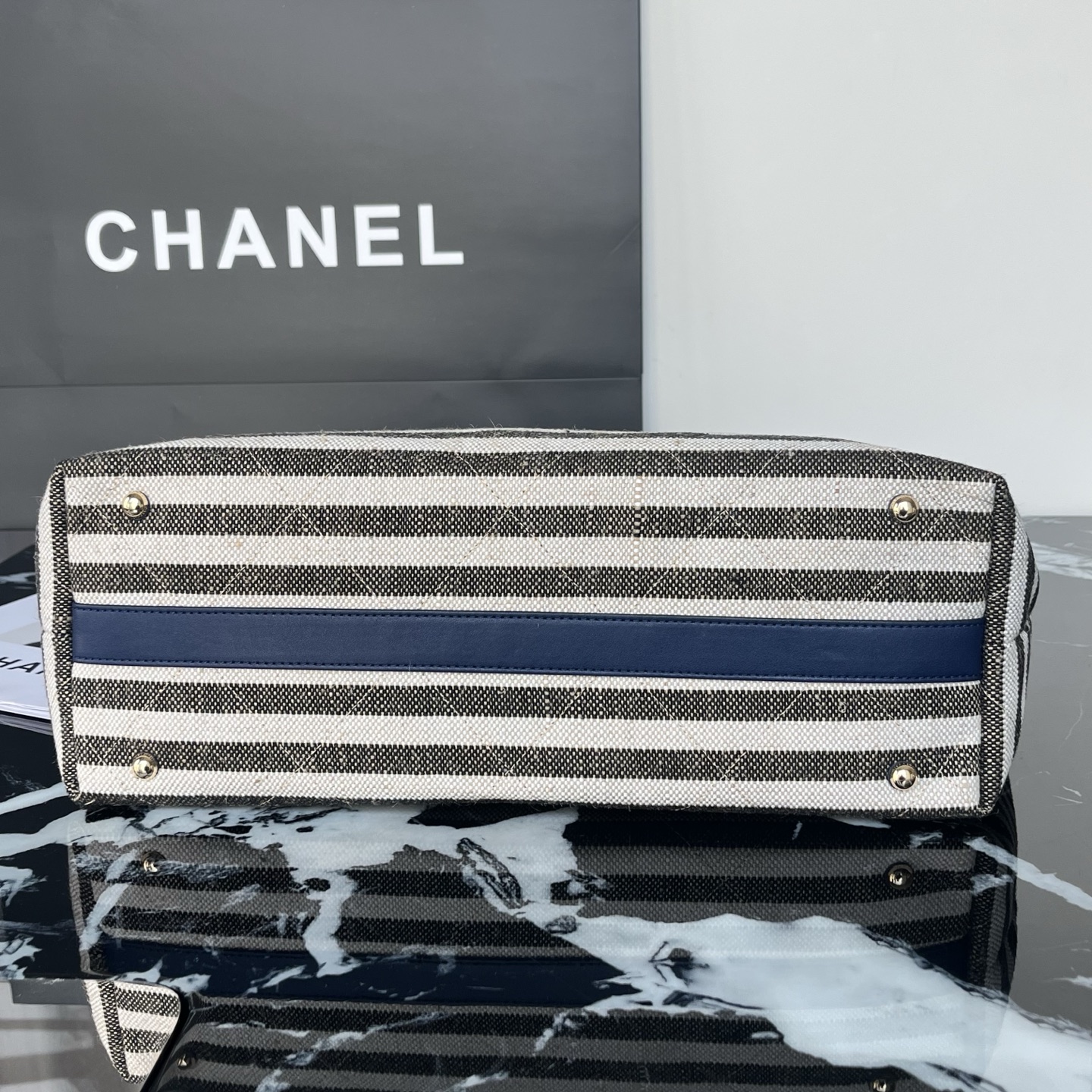 💰218包邮❗ OHANEL🚩🚩🚩𝟐𝟔𝐜 沙滩🏖️𝐭𝐨𝐭𝐞这款条纹菱格🐂牛仔帆布托特包 经典菱格纹 牛仔布拼皮革 ♨️休闲又不失优雅气质 金色双C标志超有辨识度 沙滩包设计方便开合 容量大 通勤or短途旅行🧳都很OK 牛仔布耐磨易打理 随便搭配休闲或正式穿搭🏖️都很出彩 实用又有设计感！ 尺寸𝟐𝟔*𝟒𝟒*𝟏𝟑𝐜𝐦 材质：条纹帆布 款号：80017 ❌不退不换慎重下单❌