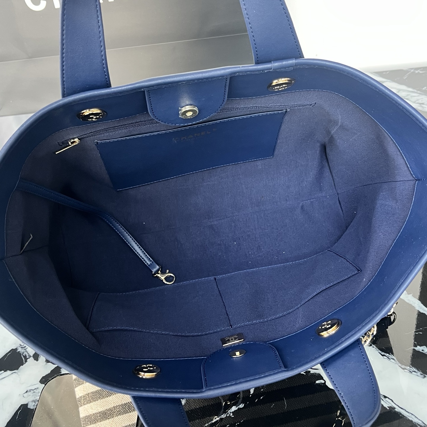 💰218包邮❗ OHANEL🚩🚩🚩𝟐𝟔𝐜 沙滩🏖️𝐭𝐨𝐭𝐞这款条纹菱格🐂牛仔帆布托特包 经典菱格纹 牛仔布拼皮革 ♨️休闲又不失优雅气质 金色双C标志超有辨识度 沙滩包设计方便开合 容量大 通勤or短途旅行🧳都很OK 牛仔布耐磨易打理 随便搭配休闲或正式穿搭🏖️都很出彩 实用又有设计感！ 尺寸𝟐𝟔*𝟒𝟒*𝟏𝟑𝐜𝐦 材质：条纹帆布 款号：80017 ❌不退不换慎重下单❌