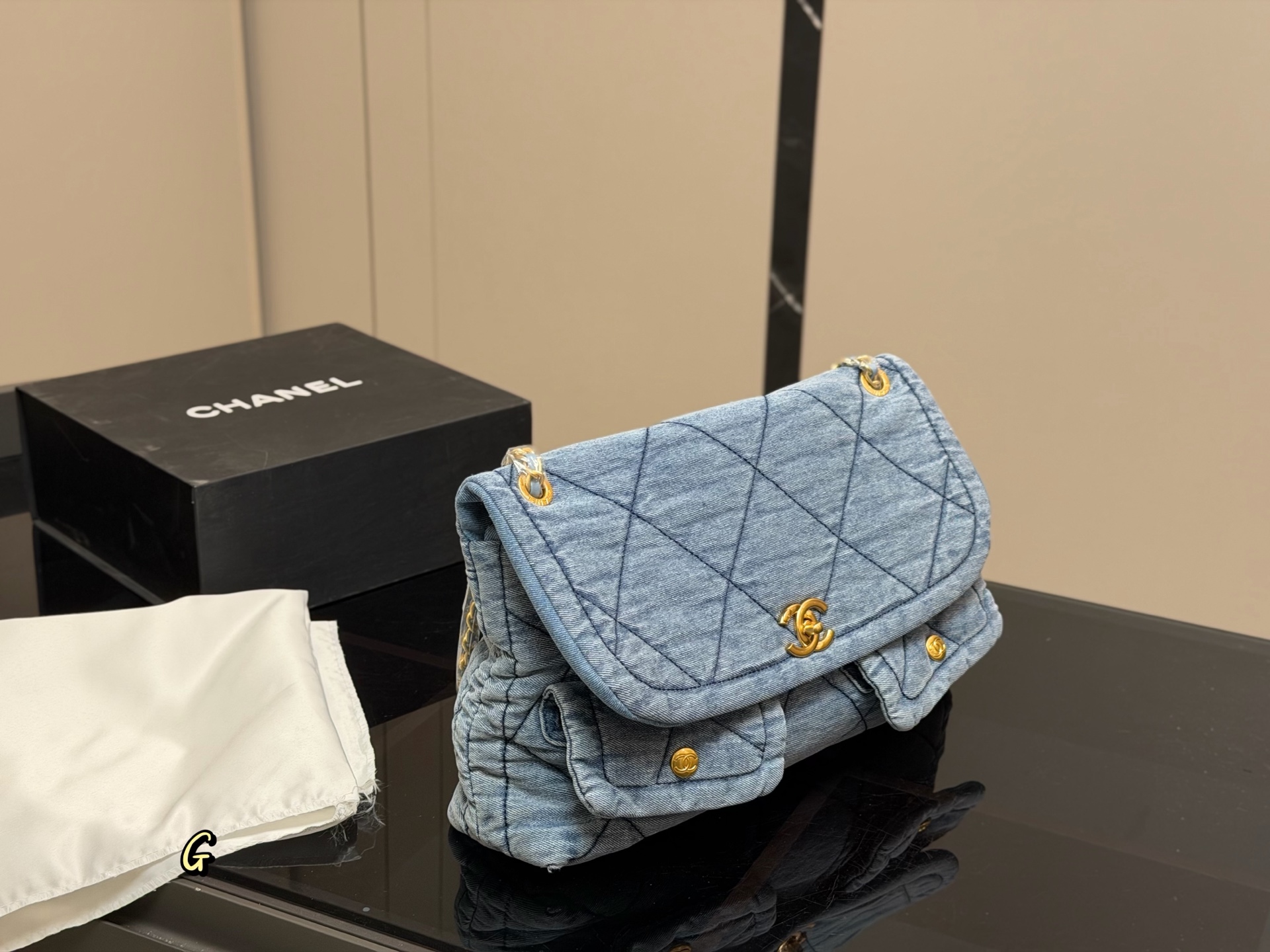 &yen;245 Chanel香奈儿25K好美啊，蝴蝶结还是百看不腻， 链条装饰充满活力。又嫩又俏皮 感觉香香的每一款都是投资级艺术品， 入手即定格永恒摩登风格，开心 保值又时髦，随性还百搭， 有的实用能装，有的优雅高贵 尺寸:36.22cm