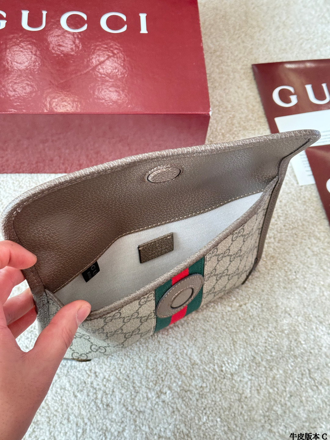 牛皮版本 p135 Gucci Ophidia 腰包 Gucci Ophidia系列腰包，采用GG Supreme涂层帆布+皮革饰边，双G金属扣超有辨识度。容量适中，手机钱包都能装，日常通勤或休闲出街都很OK！灰色低调百搭，男女都能轻松驾驭，腰包/斜挎多种背法，解放双手超方便～Ophidia系列经典老花+现代设计，时尚实用两不误，是Gucci热门单品之一！ 尺寸24x16cm