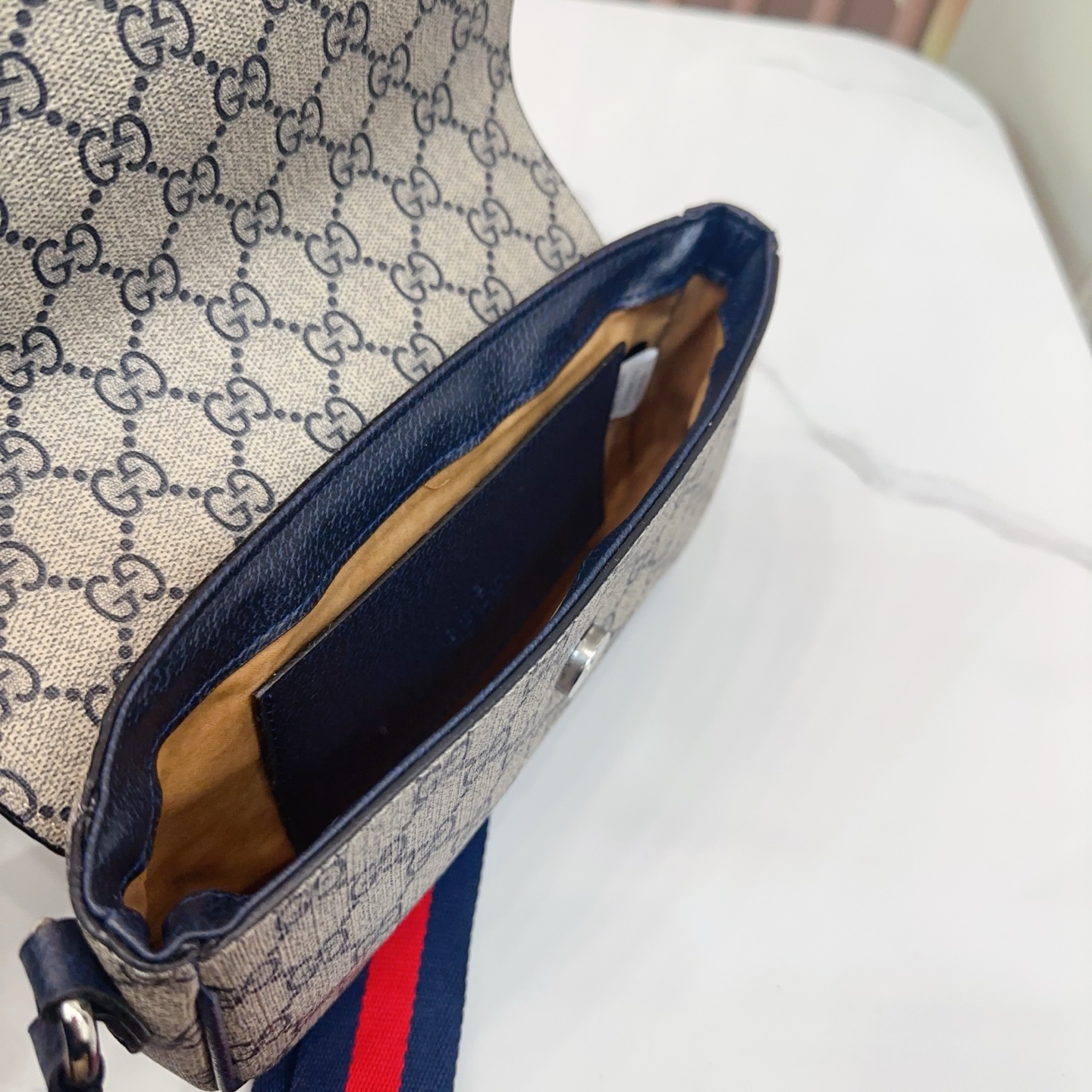 p105 配折叠盒 GUCCI酷奇Ophidia系列信封包 完全不是小废包，大小合适，可以满足日常需求，肩带可调节！尺寸22.14cm。 Q