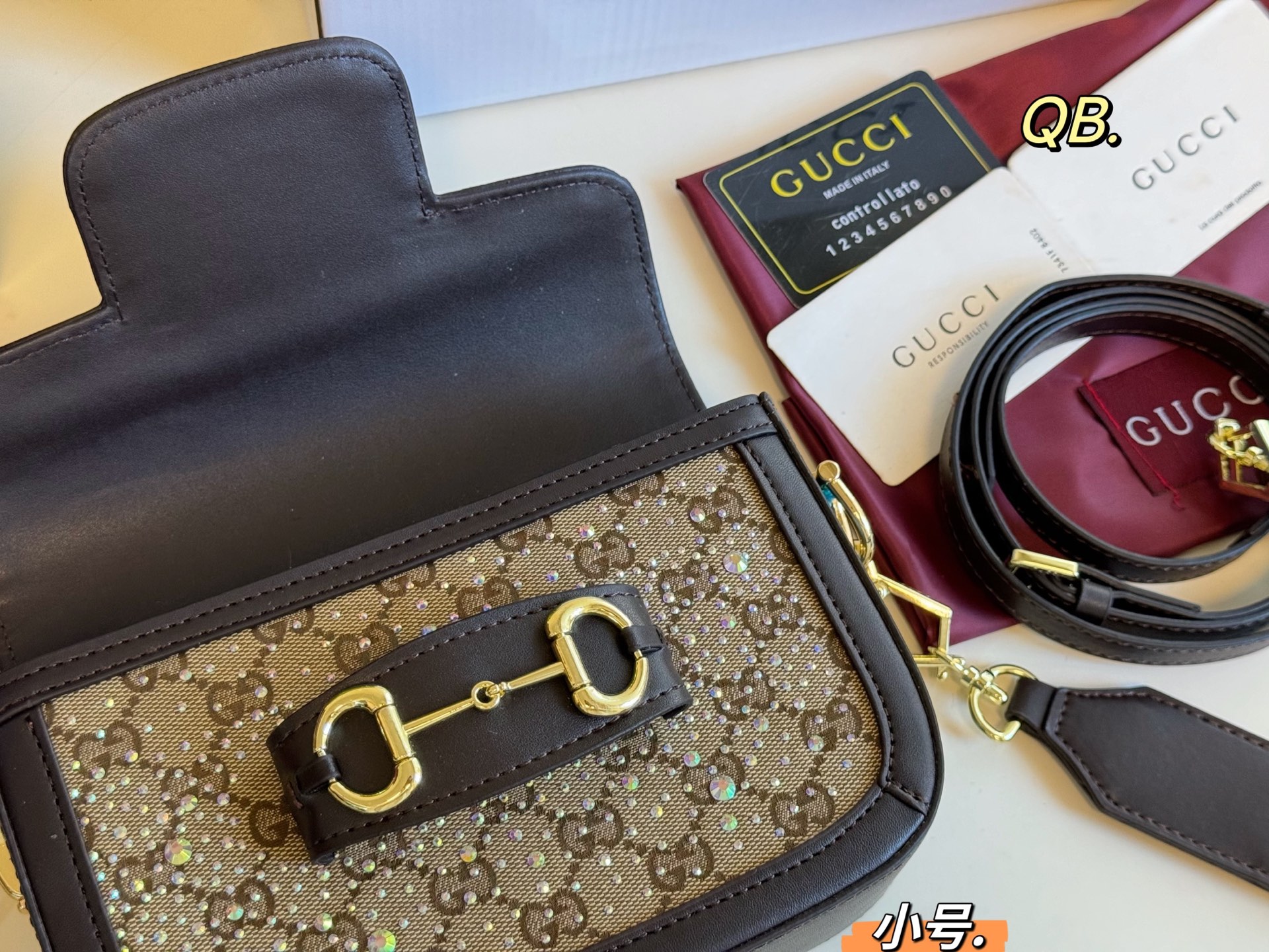 P135小号（折叠盒） size：20&times;14 Gucci 古驰新款1955水钻马鞍包💕 经典马衔扣金属logo， 复古气息十足✅ 质感超👍，肩带🉑️自由调节～ 优雅经典，超级百搭款！