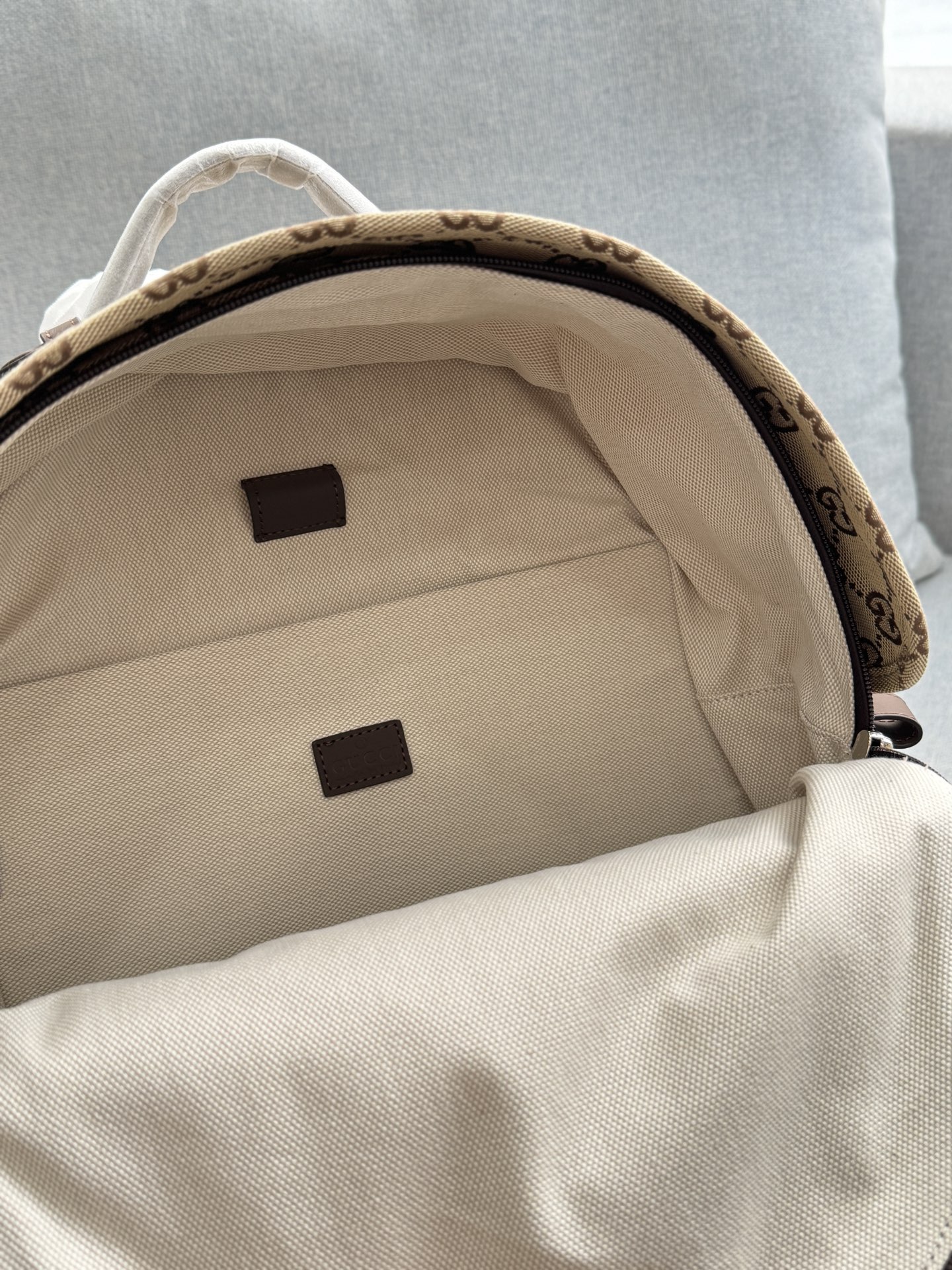 牛皮💰260 size:36×40 GUCCI古驰 帆布 双肩包 芯片版本 男生的轻松出行双肩包🎒 春天来了,怎么能少了一场说走就走的旅行呢?这次我选择了古驰的双肩包,不仅容量大,装得下你的出游好物,设计还超有质感,经典的双G logo低调又高级,背上它瞬间提升整体穿搭level!👌