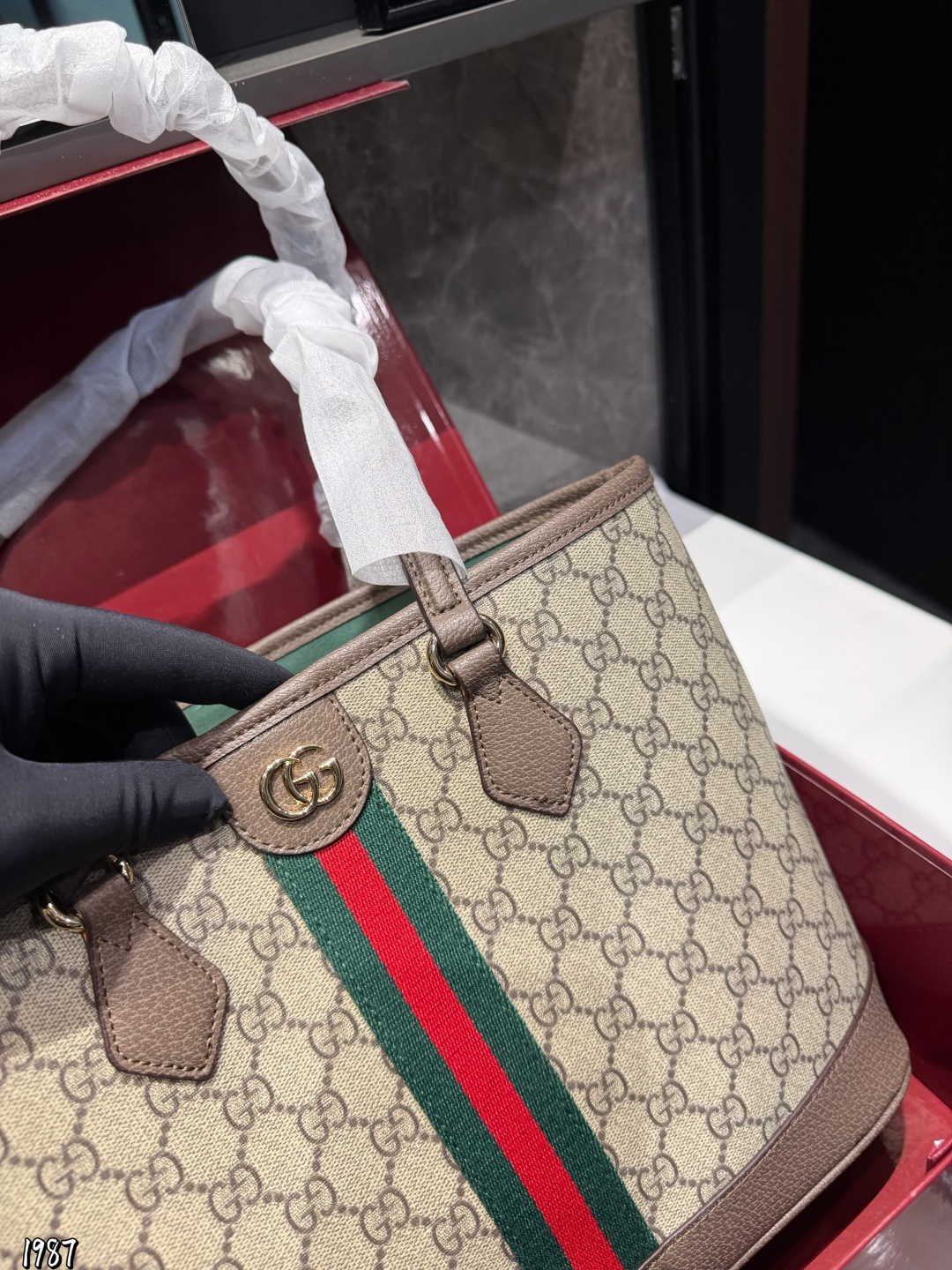 ❤️牛皮版本p175❤️ Gucci Ophidia 老花托特包Gucci Ophidia系列老花托特包，采用乌木色GGSupreme帆布+棕色皮革饰边，经典红绿织带超有辨识度容量大，通勤、旅行、妈咪包都OK！内部空间宽敞，能装下电脑和文件，实用又时髦。复古设计+耐用材质，百搭不挑人，是Gucci经典热门款，日常出街超加分尺寸25 20cm