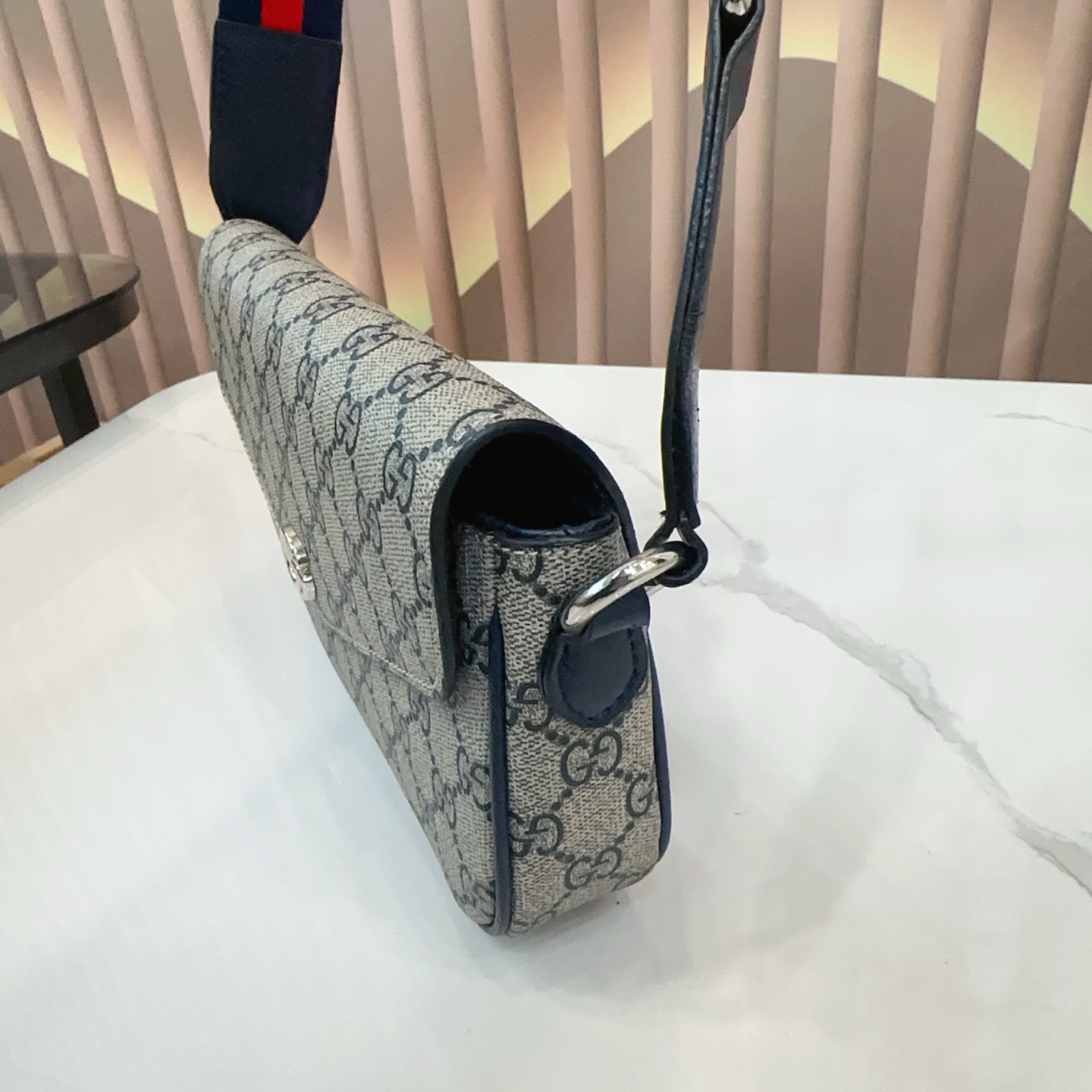 p105 配折叠盒 GUCCI酷奇Ophidia系列信封包 完全不是小废包，大小合适，可以满足日常需求，肩带可调节！尺寸22.14cm。 Q