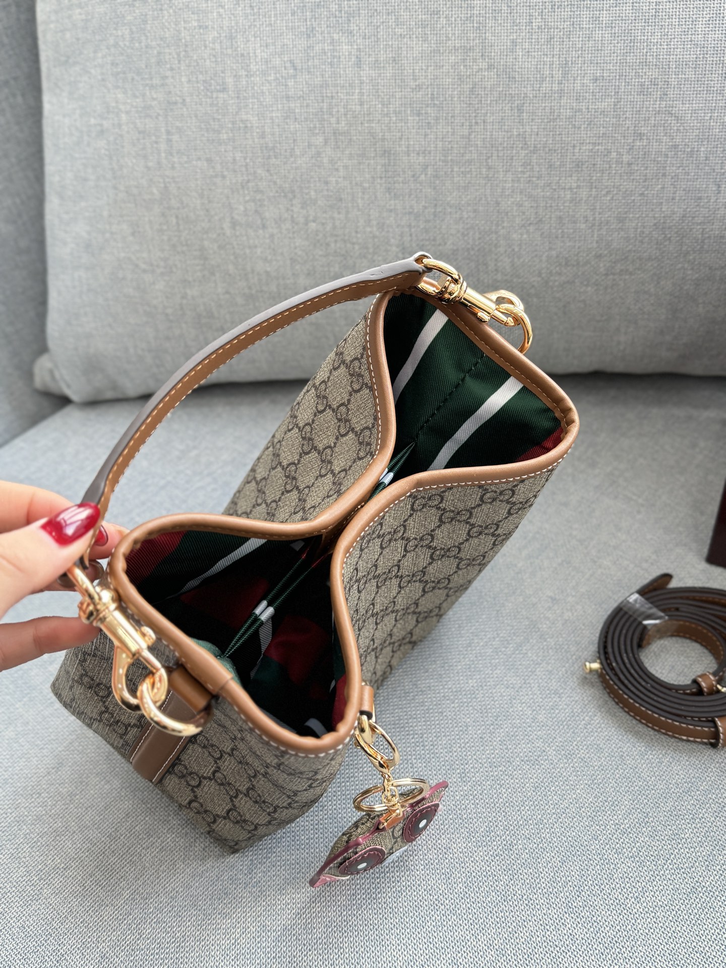 牛皮💰180 全套礼盒 size:18.5×18.5 GUCCI古驰 GG Emblem Emblem 猫头鹰挂件 水桶包手提包 迷你 芯片版本 钥匙扣真的太可爱啦,搭配任何包包都能碰撞出独特的感觉, 非常精致百搭~ 使用频率超高的一只包包!