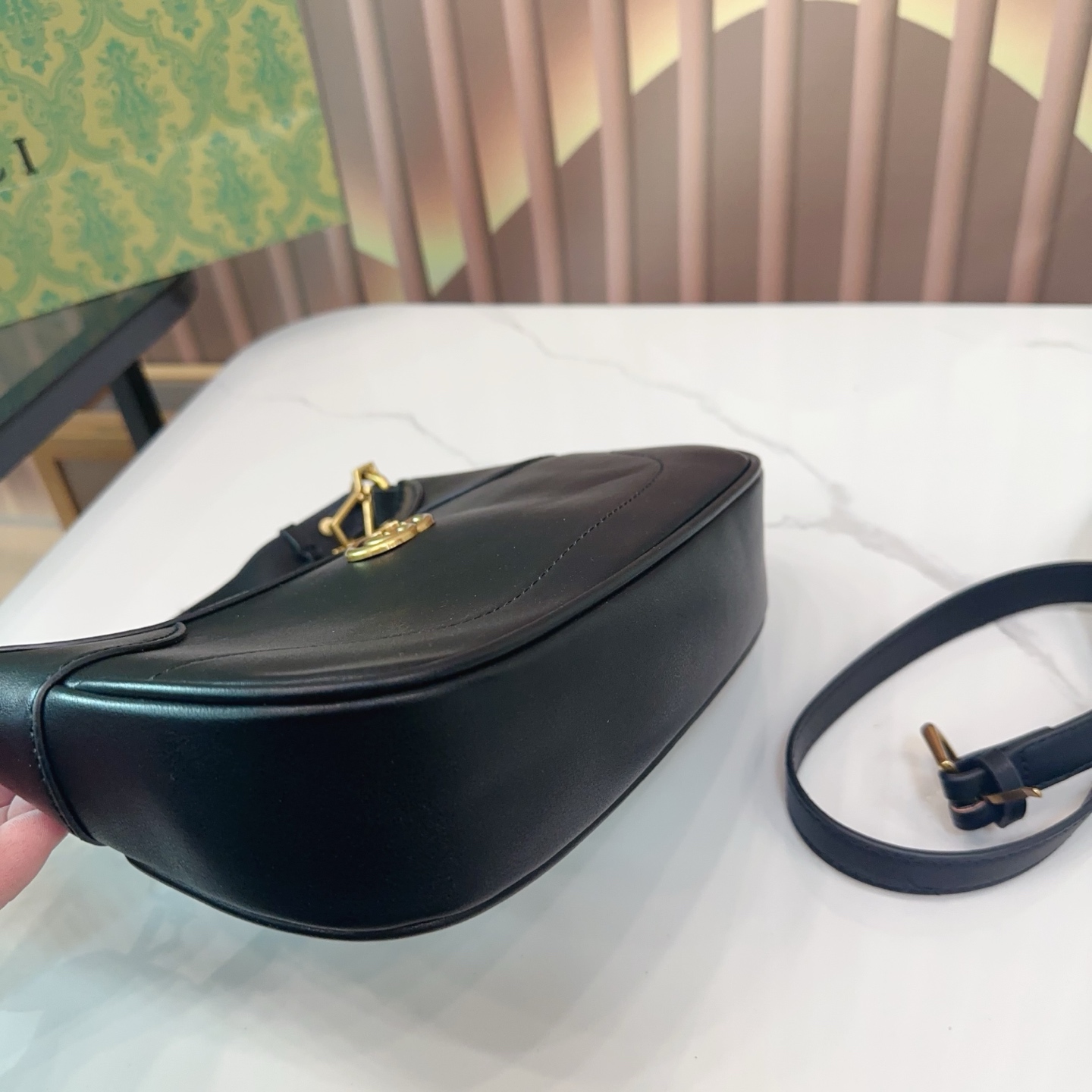 P110 折叠礼盒 酷奇新款Gucci 腋下包| 全新新月包型,从品牌典藏元素汲取灵感,饰有20世纪70年代经典双G标志,并配有两根肩带,一条皮质,一条金属,诠释了品牌所推崇的实用设计理念。尺寸25.5.15 Q