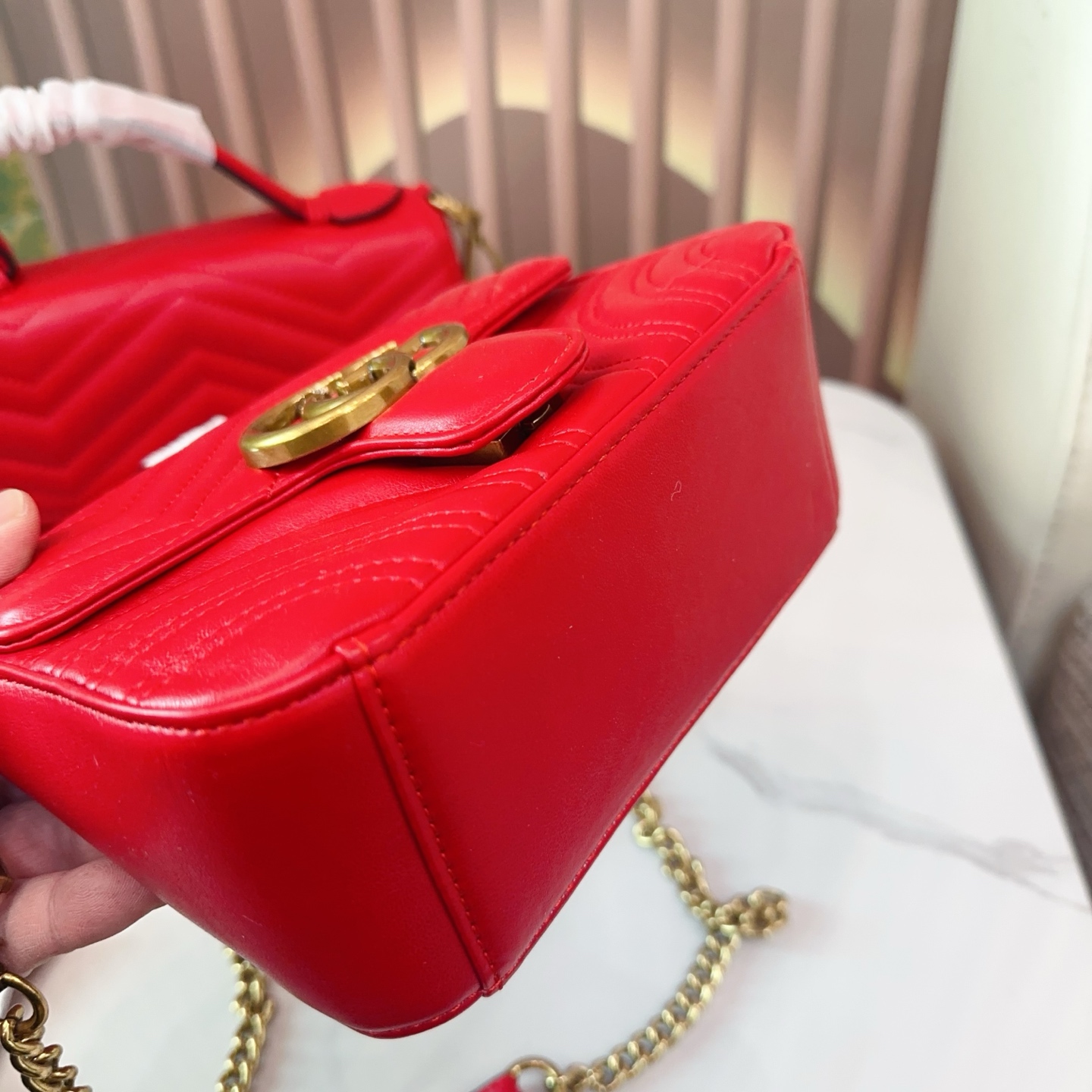 大号p125小号p120 折叠礼盒 Gucci Marmont 邮差包 系列链带肩背包采用颇具结构感的柔软造型和超大号翻盖封口，配以双 G 金属配件。可滑动链条肩带有多种背法，可在肩背和手提之间自由转换。采用波浪纹绗缝皮革，背面配以 GG 标志专柜热销爆款[色]尺寸大号 27 16cm/小号21 15cm。Q