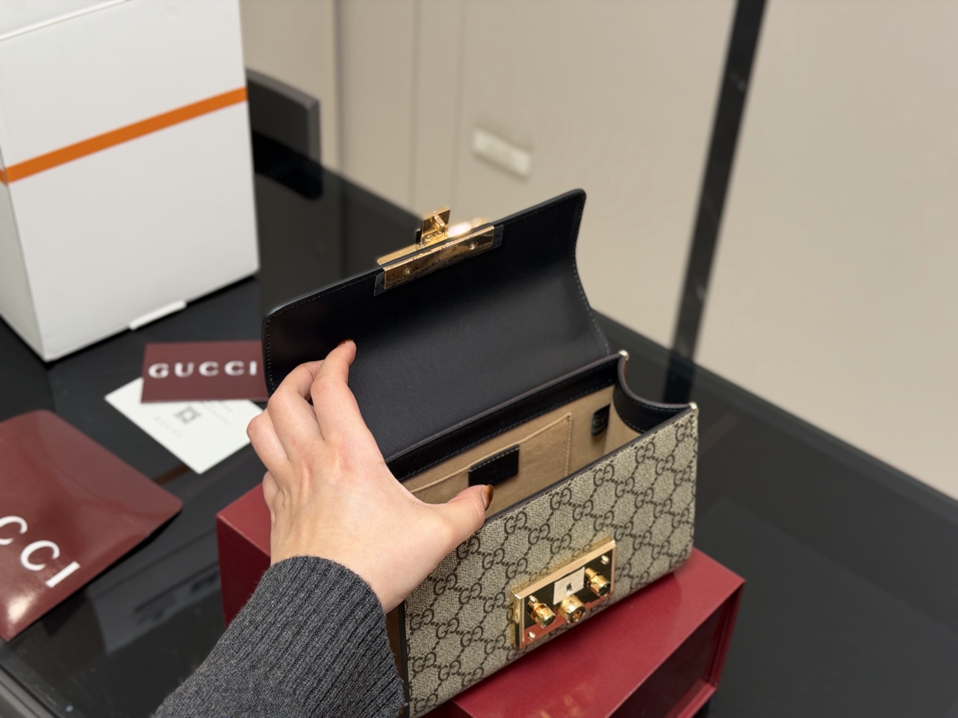 &yen;155 配折叠盒飞机盒 size：20.13cm 【古奇padlock】 这款已经卖了几千个了 明星产品 ‼️ 最近质量又升级了 重拍下给你们看 👀 高定版的G Padlock ✔️