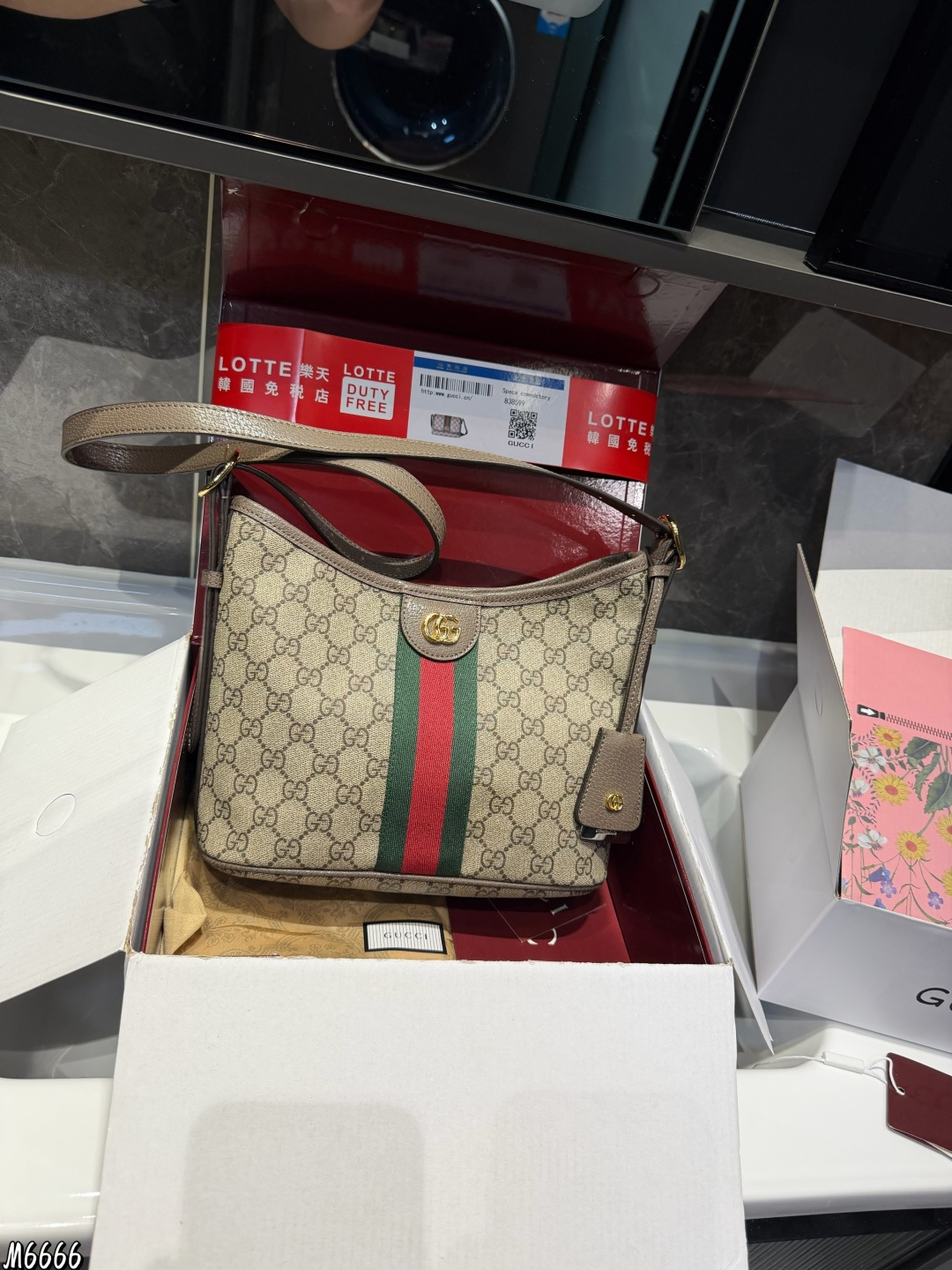 ❤️P190（折叠礼盒）❤️ Gucci 二次回购了这只Hobo慵懒风托特包！超赞~ 被同事问了N次的高级感托特包来啦的！超显贵气！经典 GucciGG 老花的标识，辨识度很高，材质经典耐用不过时！包包里面有一个小的夹层，可以放下很多东西，通勤上班，放电脑也可以轻松容纳，自重也是很轻便，这-点非常棒上班，上课，旅行，通勤，真的好适合，棕色口百搭实用率高！尺寸26.21