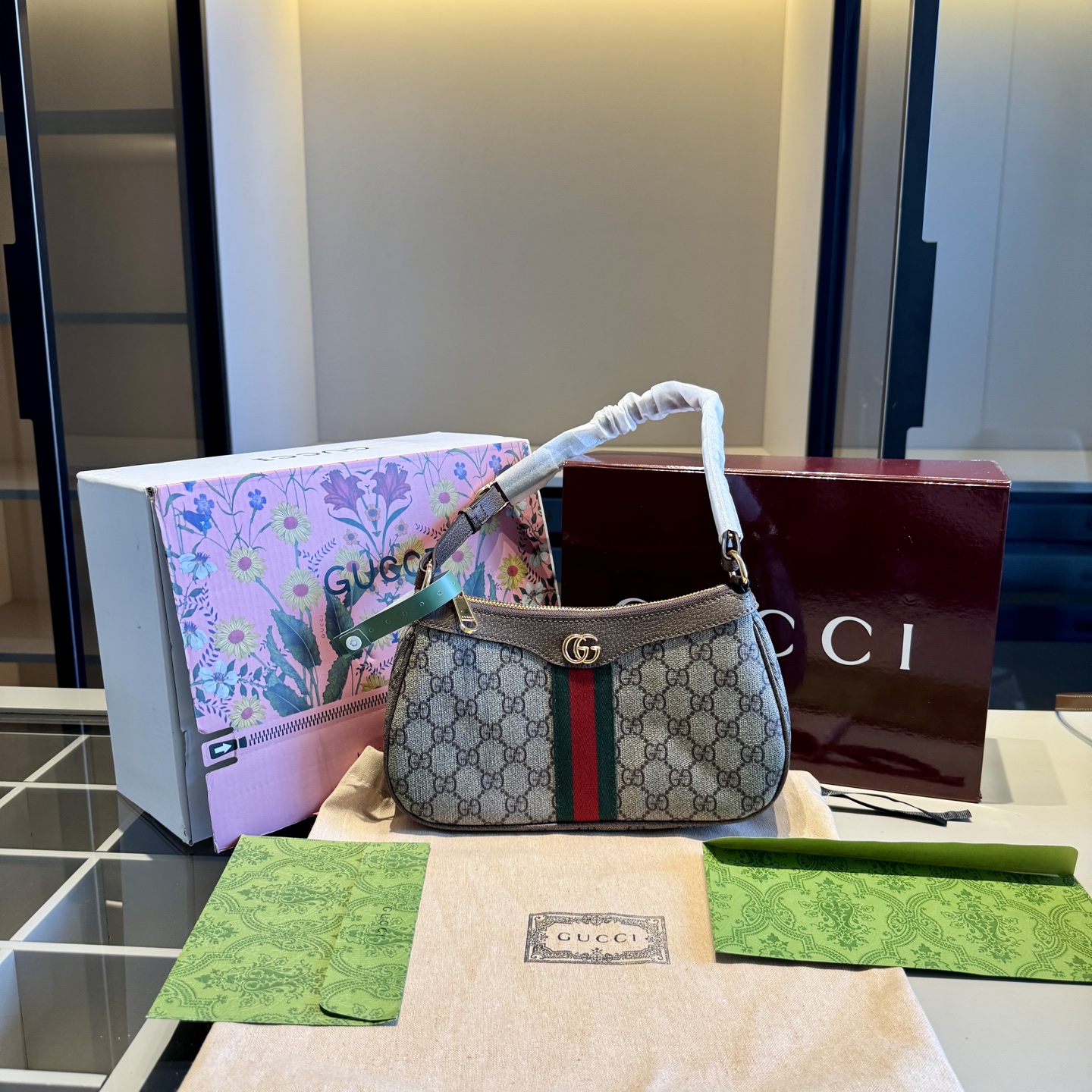 🅿️170✅牛皮系列🔜 顶级货🔥全套包装‼️芯片扫码‼️ GUCCI 专柜经典Ophidia系列腋下包💕明星同款！配长带！高端货！原版头层牛皮！各大明星追捧的爆款～采用顶级原版五金配件！经典logo！顶级做工！堪比专柜品质✈️原版飞机盒🎁原版折叠礼盒包装（size：25*15*6）