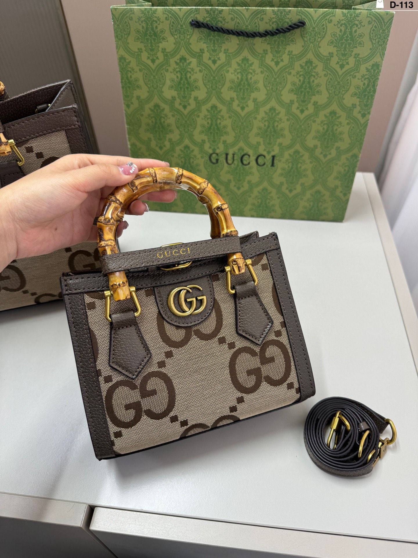 小💰p130 D-113尺寸27&times;24/20&times;15折叠盒 Gucci 酷奇竹节包 GucciDiana竹节手柄托特tote购物袋最新系列这个款复古韵味特别浓上身效果也超赞