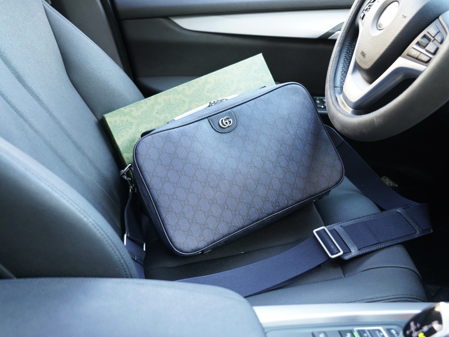 P180 🇮🇹 GUCCI 古驰 官网同步 高版本 斜挎单肩背包 永恒不过时的标志性产品 纯原单牛皮 顶级五金制作 非市面普通版本 今年最爱的款式 全部实拍 实用性非常高 完全不用担心穿搭 配全套包装礼品盒 【规格：36x22x12】