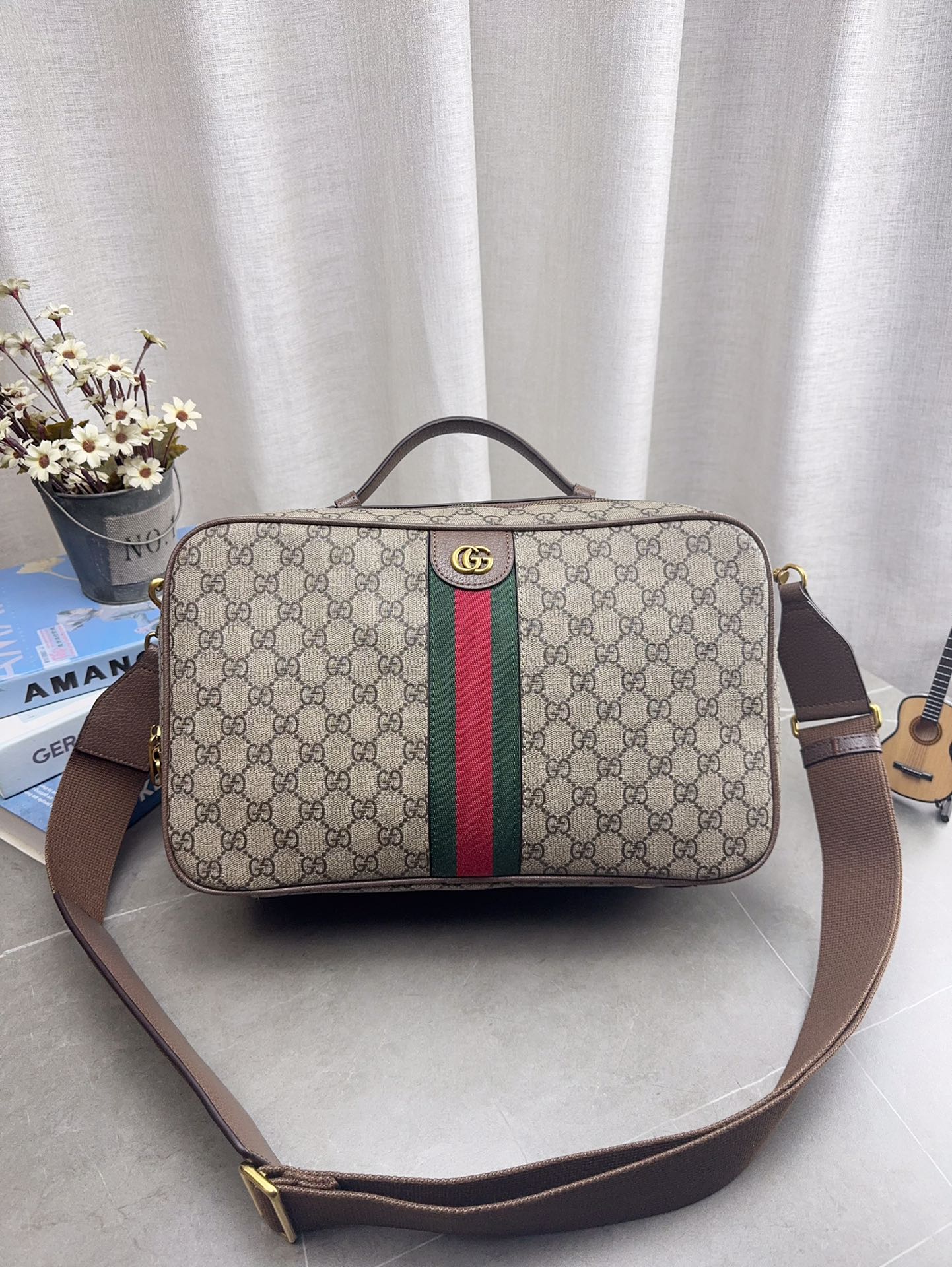 配礼盒包装 酷奇相机包 酷奇单肩包 Gucci 斜挎包 👜最新系列 这个款复古韵味特别浓，上身效果也超赞 尺寸36*22cm p185