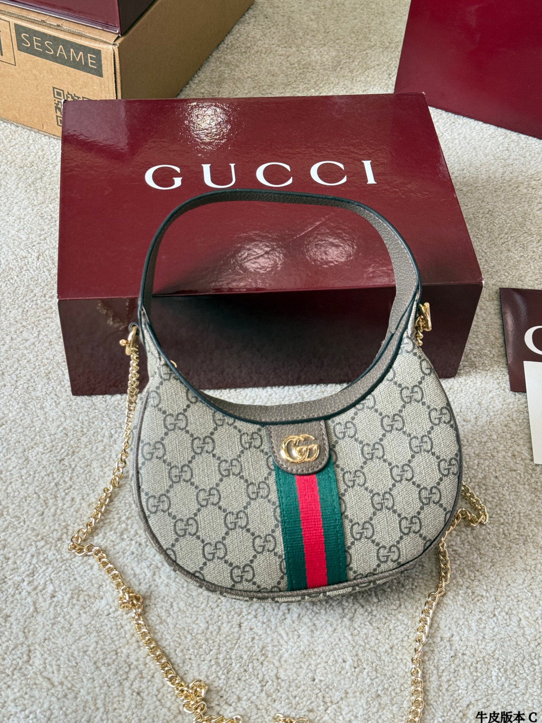 牛皮版本 p150 Gucci Ophidia 月牙包 Gucci Ophidia系列GG月牙包，经典米色乌木GGSupreme帆布+黑色皮革滚边，复古又时髦！正面黄铜双G 搭扣超有辦识度，尺寸约22&times;12.5x5cm，小巧精致，日常通勤、出街都很百搭。肩带可调节，手提、单肩、斜挎随心切换，内部空间能装手机、卡包等日常小物，实用又美观，是Gucci热门经典款！