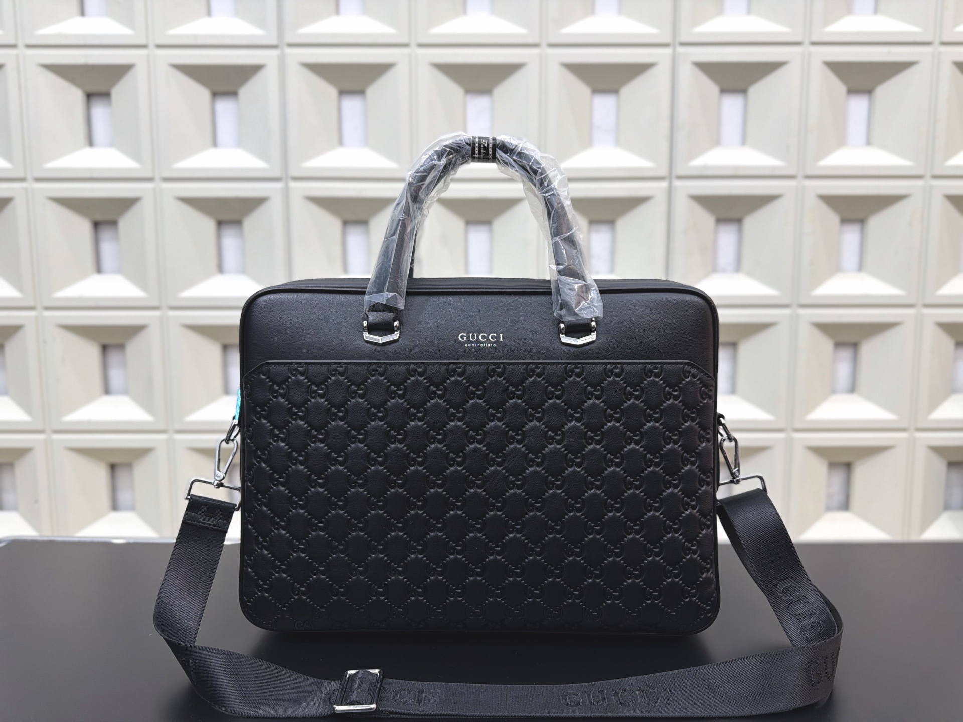 P165 Gucci 古奇 GG牛皮公文包 男包 电脑包 手提包 经典百搭 实物拍摄 原厂原版面料 高端品质 配送防尘袋 28 x 38 cm。