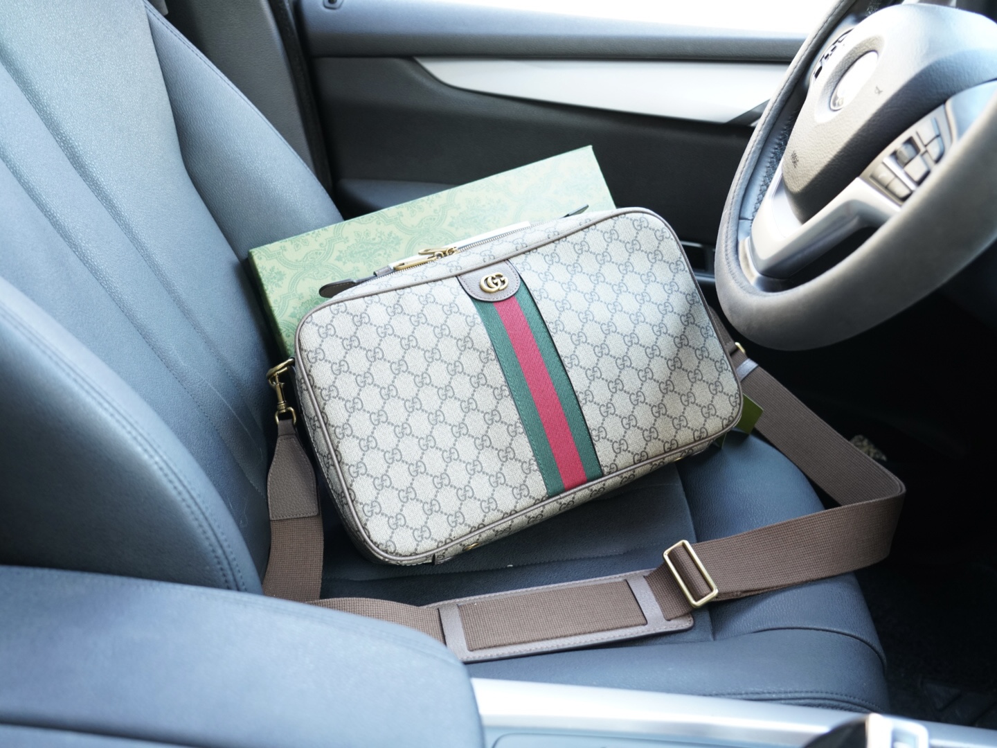 P180 🇮🇹 GUCCI 古驰 官网同步 高版本 斜挎单肩背包 永恒不过时的标志性产品 纯原单牛皮 顶级五金制作 非市面普通版本 今年最爱的款式 全部实拍 实用性非常高 完全不用担心穿搭 配全套包装礼品盒 【规格：36x22x12】