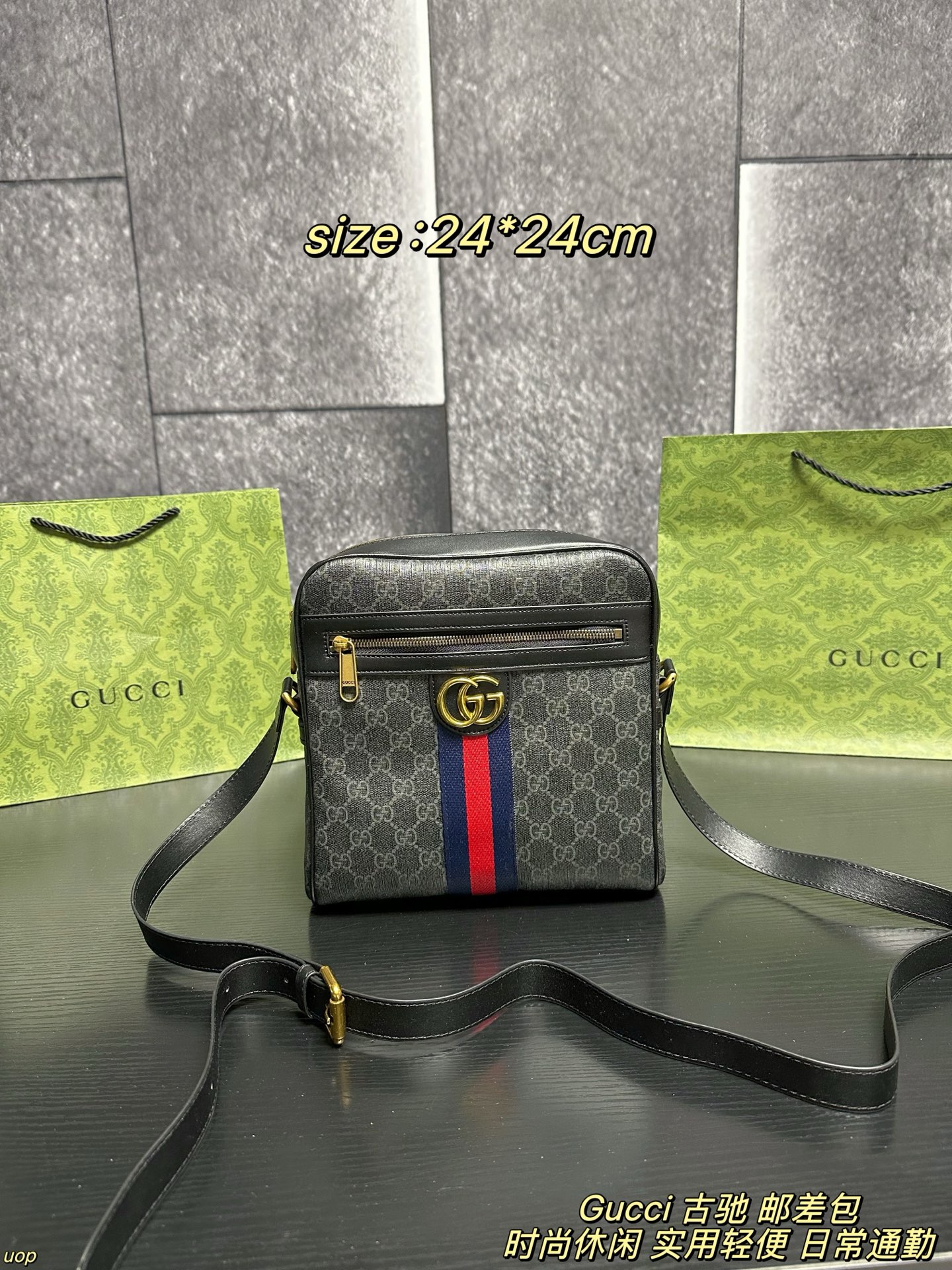 P125配盒 Gucci 古驰 邮差包 男包分享gucci 单肩包，gucci 比起非常火的双扣邮差包这一款古奇男士单肩包可以说非常低调了，经典帆布老花的，这款呢低调稳重，日常休闲也搭得来也可，包包容量比较大，适合出门背着，好看又能装。 尺寸：24*24cm