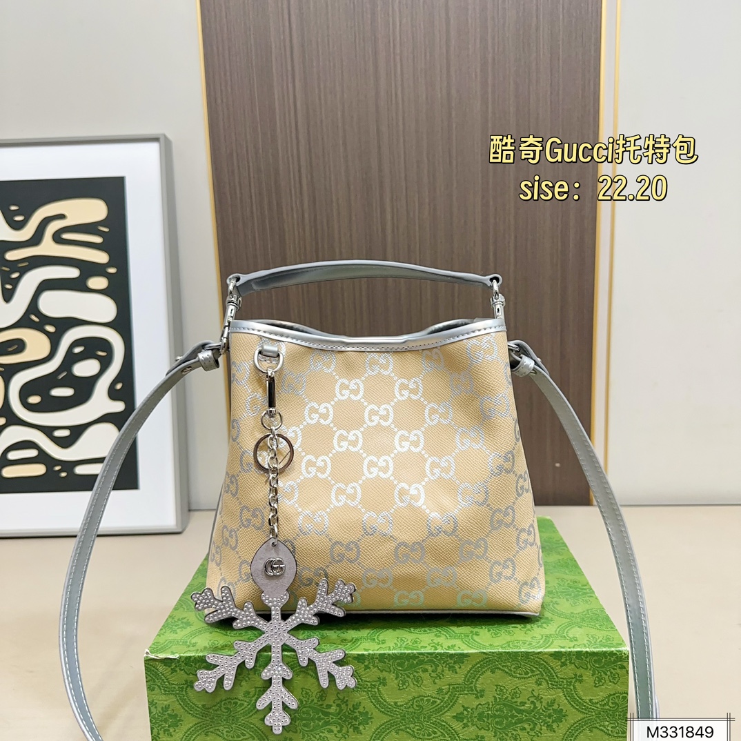 💰165 酷奇 gucci｜冬日限定 包包❄️❄️ ❄️银白色➕燕麦色 直接变身 冬日精灵🧚 ❄️限定款发财桶 古灵精怪 温柔可爱 ❄️限定款小托特 可腋下 可斜挎 ❄️链条包｜腋下包｜零钱包👛 氛围感满满 尺寸22.20