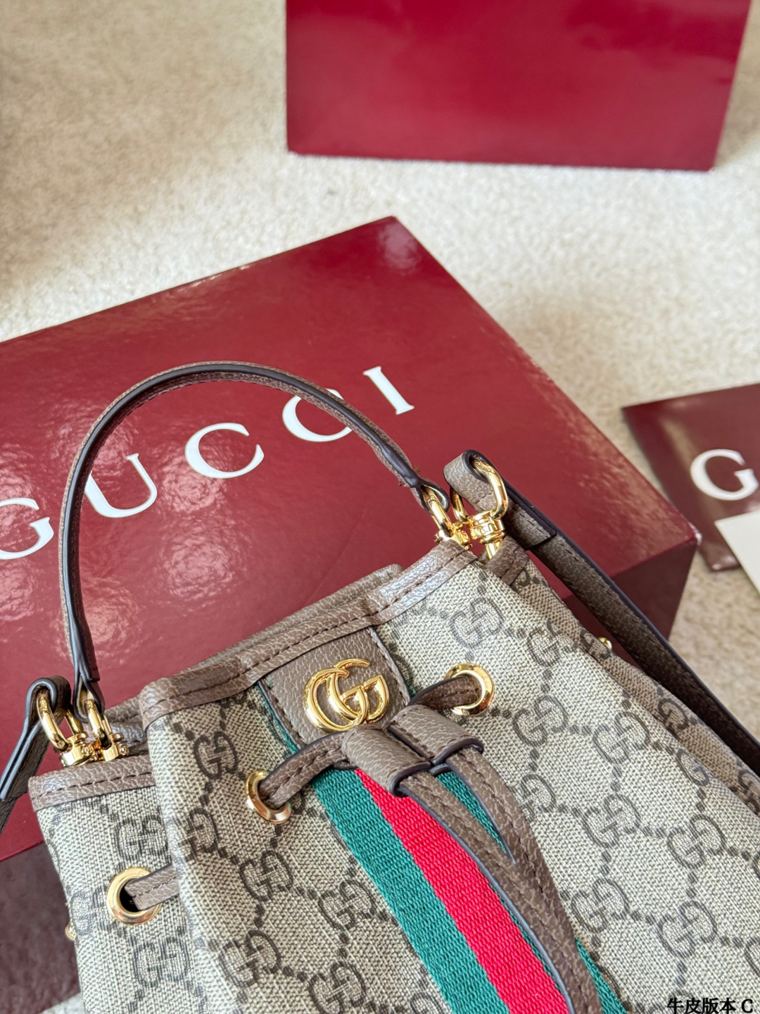 牛皮版本 p165 Gucci Ophidia 老花水桶包 Gucci Ophidia系列老花水桶包，采用米色/乌木色GGSupreme涂层帆布，搭配棕色皮革滚边和黄铜金属配件，复古又时髦！正面双G金属Logo+红绿织带，品牌辨识度超高。尺寸约20x22&times;14cm，抽绳开合，内部有开放式口袋和手机袋，日常通勤、休闲出行都很实用。肩带可调节，手拎、单肩、斜挎、双肩多种背法，百搭灵活，是Gucci经典热门款！