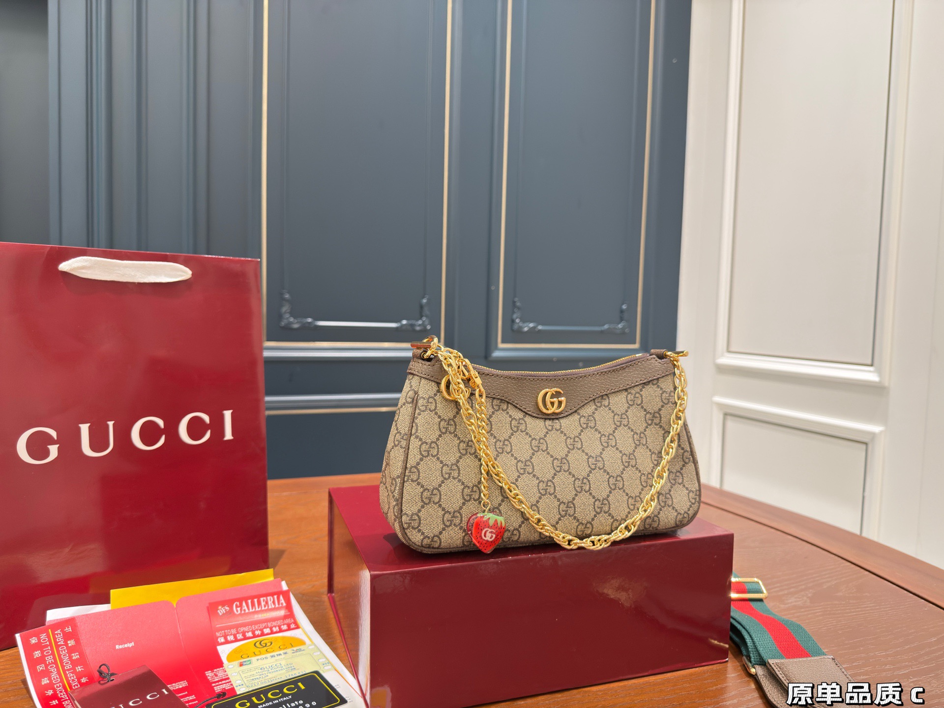 (飞机盒折叠盒⚠️)p155 Gucci新品腋下包/斜挎包/麻将包 又上新啦啦啦真的是永远跟不上新款的脚步永远有买不完的新包~没办法,腋下包是趋势~个人觉得这款包本身就挺Vintage款的,买一个搭搭,过些年后回头看这款也不会过时!尺寸:21cm