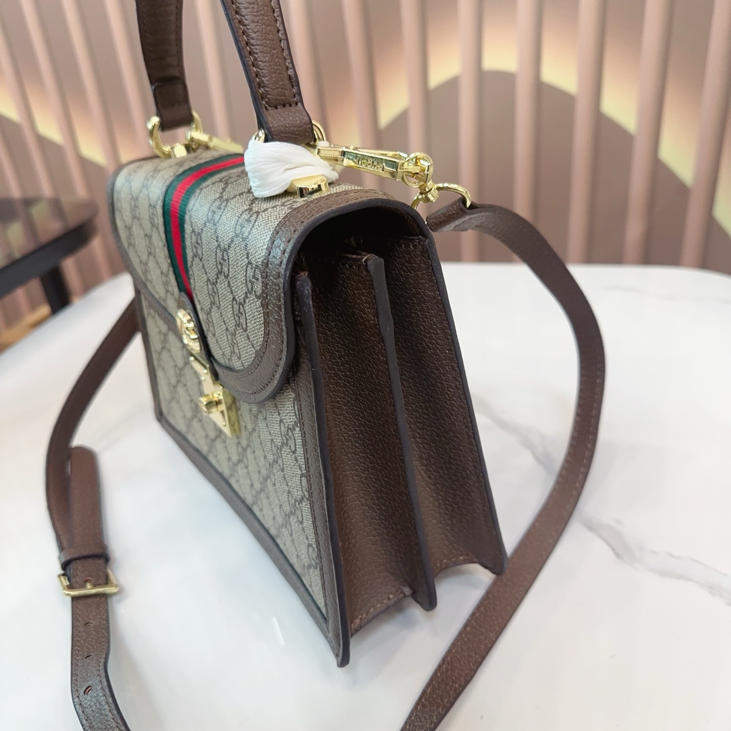 p135 折叠礼盒 Gucci Ophidia系列 新款 老花手提邮差 耐看 复古 不易过时 配原版乌木色牛皮～这个款复古韵味特别浓，对版五金原版碎花内里！上身效果也超赞，主要以精致特别的五金来提升整体质感。尺寸25cm qy