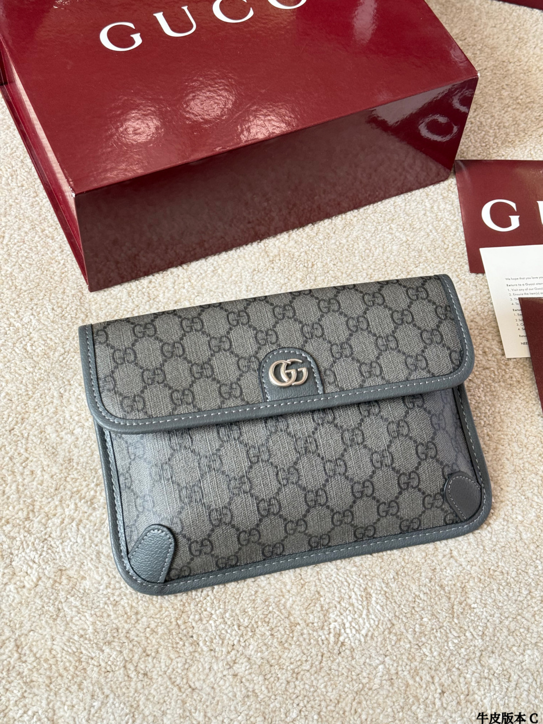 牛皮版本 p135 Gucci Ophidia 腰包 Gucci Ophidia系列腰包，采用GG Supreme涂层帆布+皮革饰边，双G金属扣超有辨识度。容量适中，手机钱包都能装，日常通勤或休闲出街都很OK！灰色低调百搭，男女都能轻松驾驭，腰包/斜挎多种背法，解放双手超方便～Ophidia系列经典老花+现代设计，时尚实用两不误，是Gucci热门单品之一！ 尺寸24x16cm
