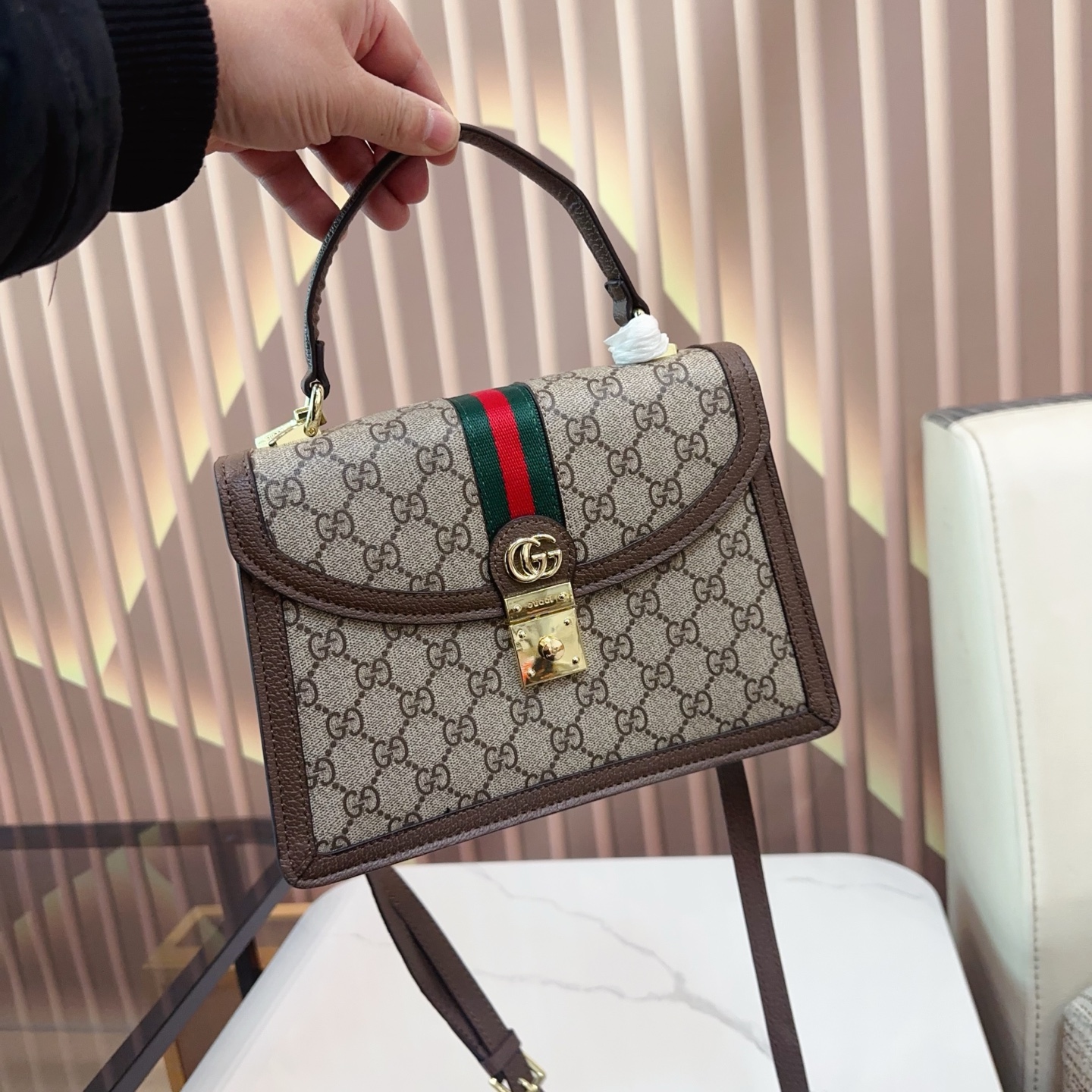 p135 折叠礼盒 Gucci Ophidia系列 新款 老花手提邮差 耐看 复古 不易过时 配原版乌木色牛皮～这个款复古韵味特别浓，对版五金原版碎花内里！上身效果也超赞，主要以精致特别的五金来提升整体质感。尺寸25cm qy