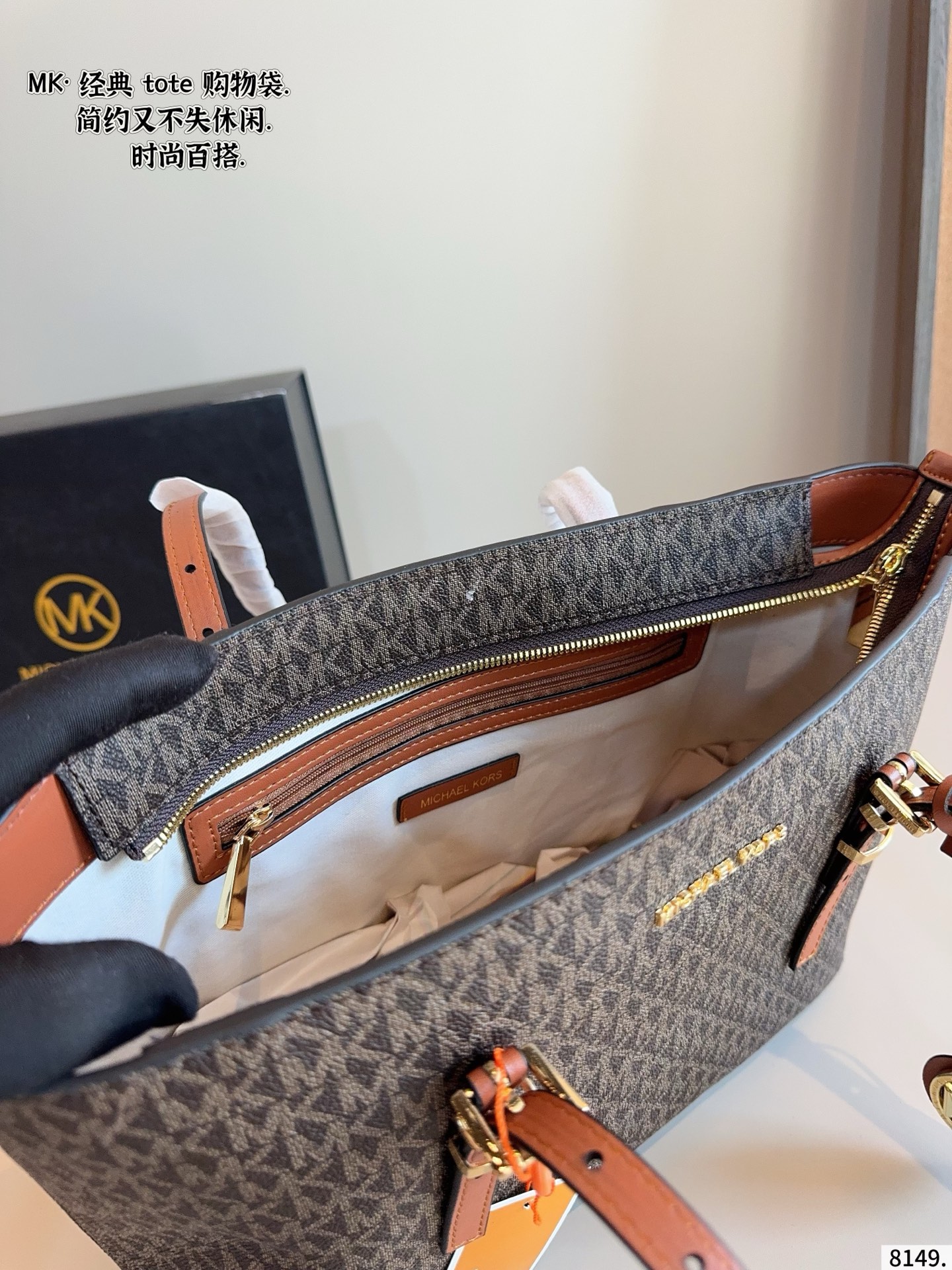 p180 MK Emilia斜挎手提托特包新款 新鲜出炉啦‼️简直是美到人心啦 原版五金logo 首选进口皮料 质感超赞😍😍所谓人人必备一款 这个款式必须自留 经典版型➕全新面料 真的是让人眼前一亮 喜欢的美妞抓紧啦 实物简直太美 尺寸 ：31*8*23cm