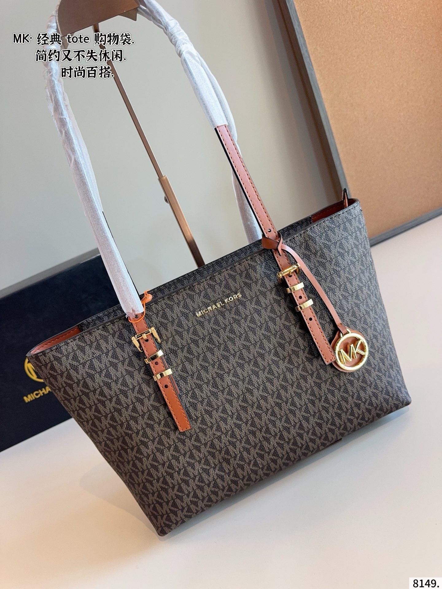 p180 MK Emilia斜挎手提托特包新款 新鲜出炉啦‼️简直是美到人心啦 原版五金logo 首选进口皮料 质感超赞😍😍所谓人人必备一款 这个款式必须自留 经典版型➕全新面料 真的是让人眼前一亮 喜欢的美妞抓紧啦 实物简直太美 尺寸 ：31*8*23cm