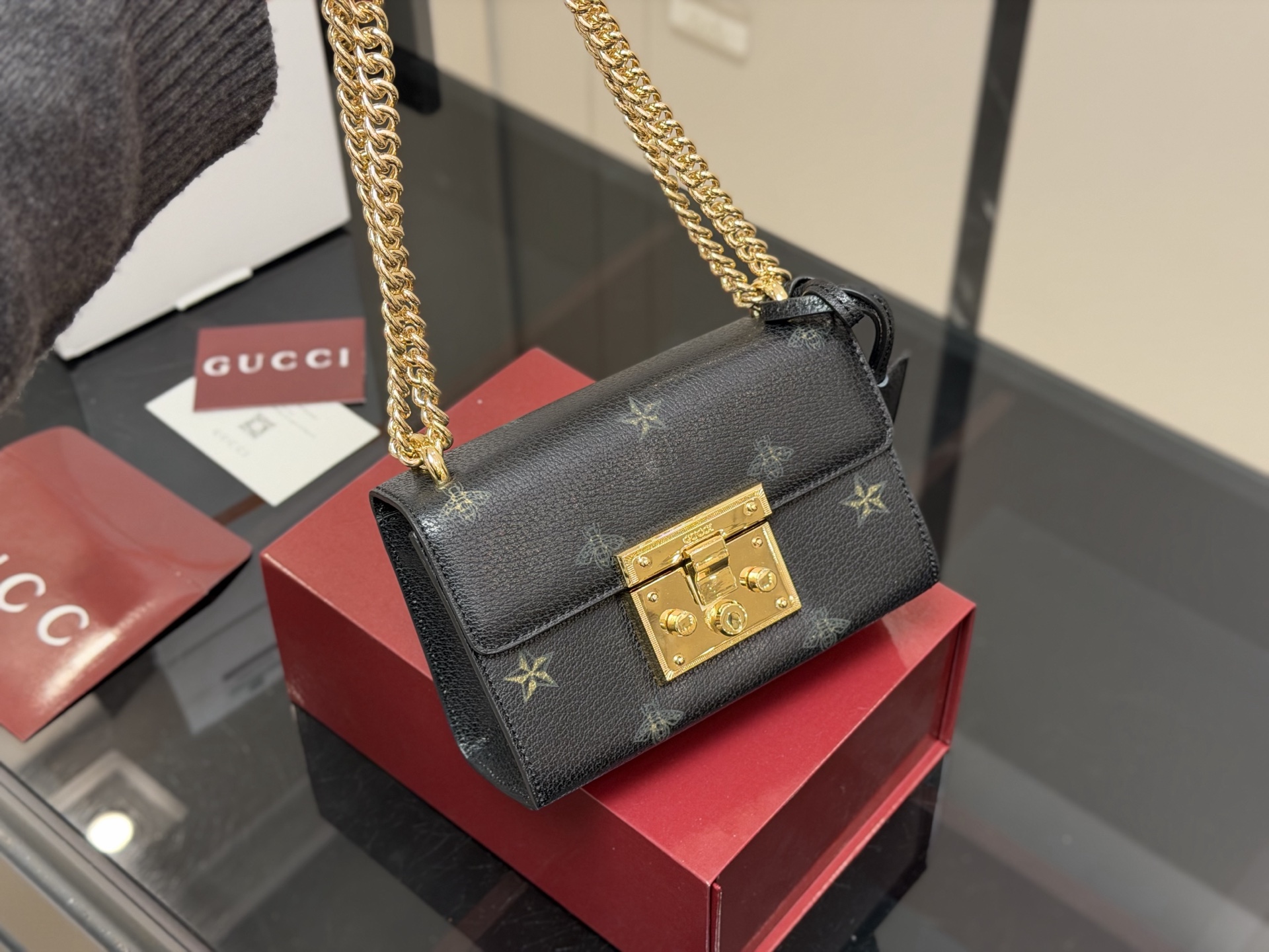 &yen;155 配折叠盒飞机盒 size：20.13cm 【古奇padlock】 这款已经卖了几千个了 明星产品 ‼️ 最近质量又升级了 重拍下给你们看 👀 高定版的G Padlock ✔️