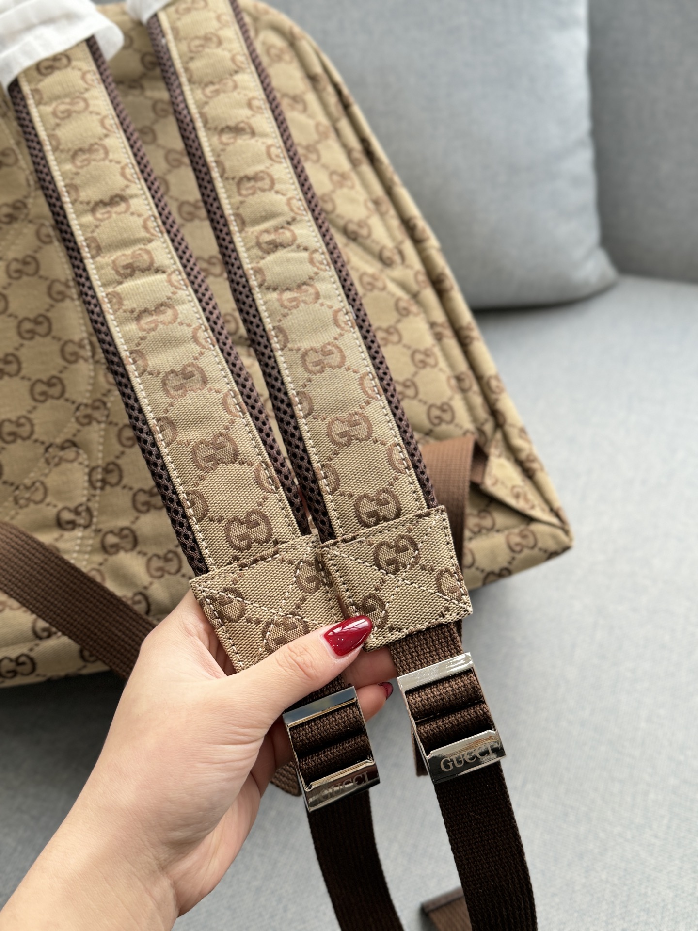 牛皮💰260 size:36×40 GUCCI古驰 帆布 双肩包 芯片版本 男生的轻松出行双肩包🎒 春天来了,怎么能少了一场说走就走的旅行呢?这次我选择了古驰的双肩包,不仅容量大,装得下你的出游好物,设计还超有质感,经典的双G logo低调又高级,背上它瞬间提升整体穿搭level!👌