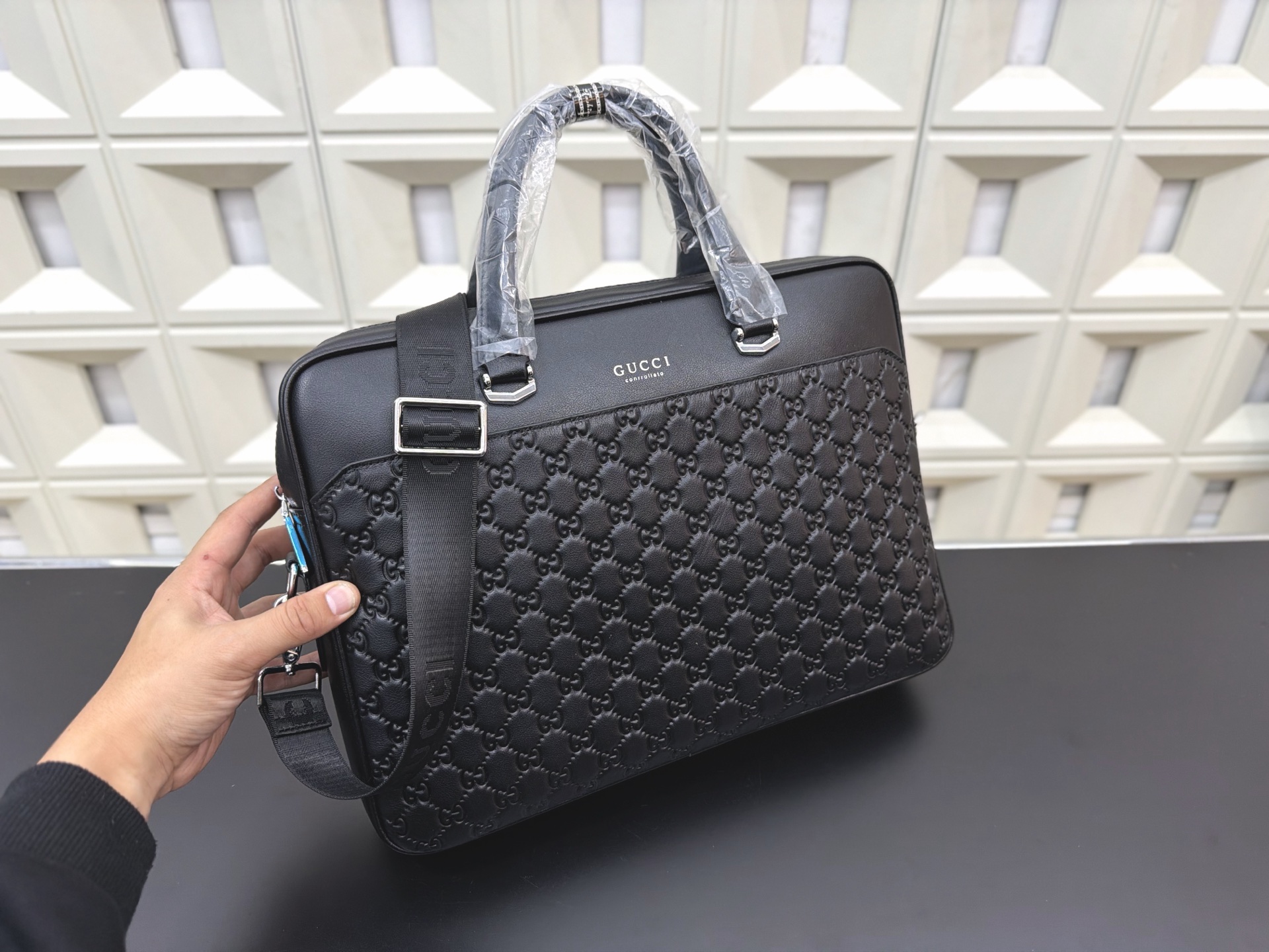 P165 Gucci 古奇 GG牛皮公文包 男包 电脑包 手提包 经典百搭 实物拍摄 原厂原版面料 高端品质 配送防尘袋 28 x 38 cm。