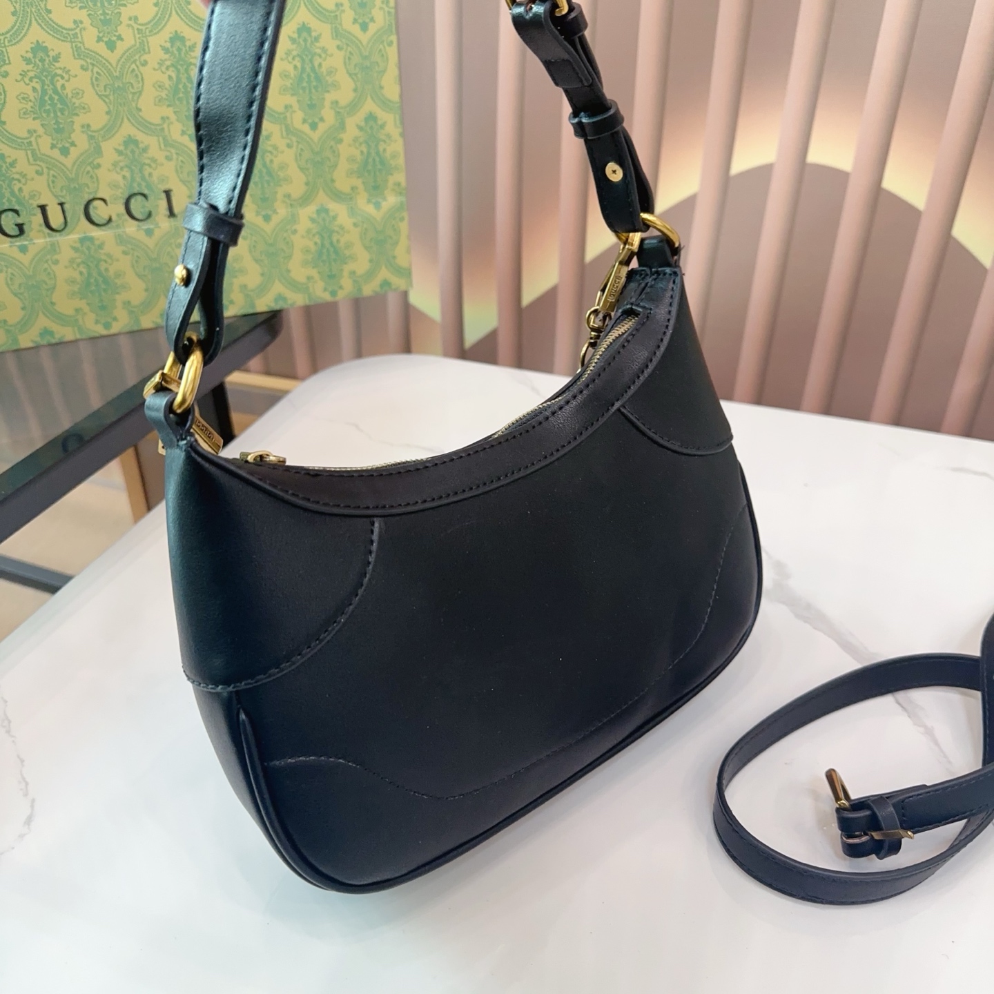 P110 折叠礼盒 酷奇新款Gucci 腋下包| 全新新月包型,从品牌典藏元素汲取灵感,饰有20世纪70年代经典双G标志,并配有两根肩带,一条皮质,一条金属,诠释了品牌所推崇的实用设计理念。尺寸25.5.15 Q