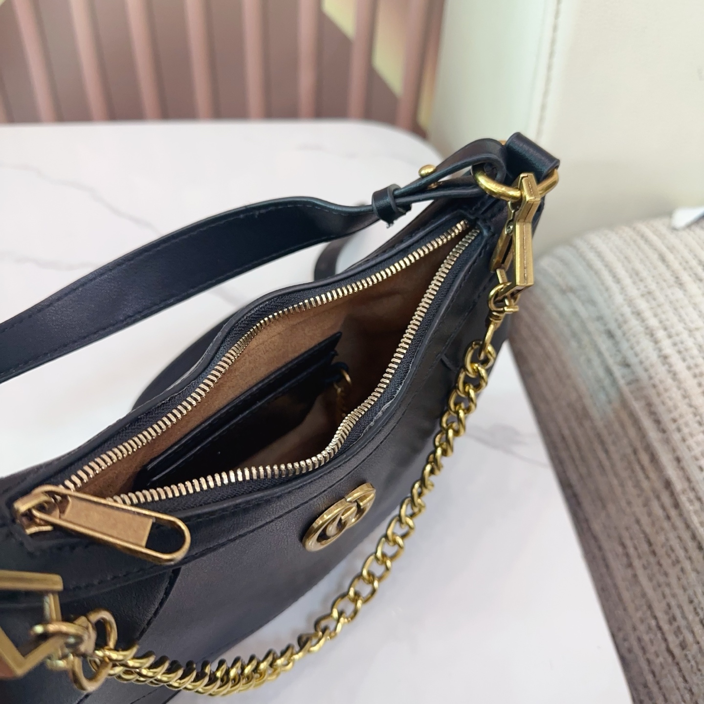 P110 折叠礼盒 酷奇新款Gucci 腋下包| 全新新月包型,从品牌典藏元素汲取灵感,饰有20世纪70年代经典双G标志,并配有两根肩带,一条皮质,一条金属,诠释了品牌所推崇的实用设计理念。尺寸25.5.15 Q