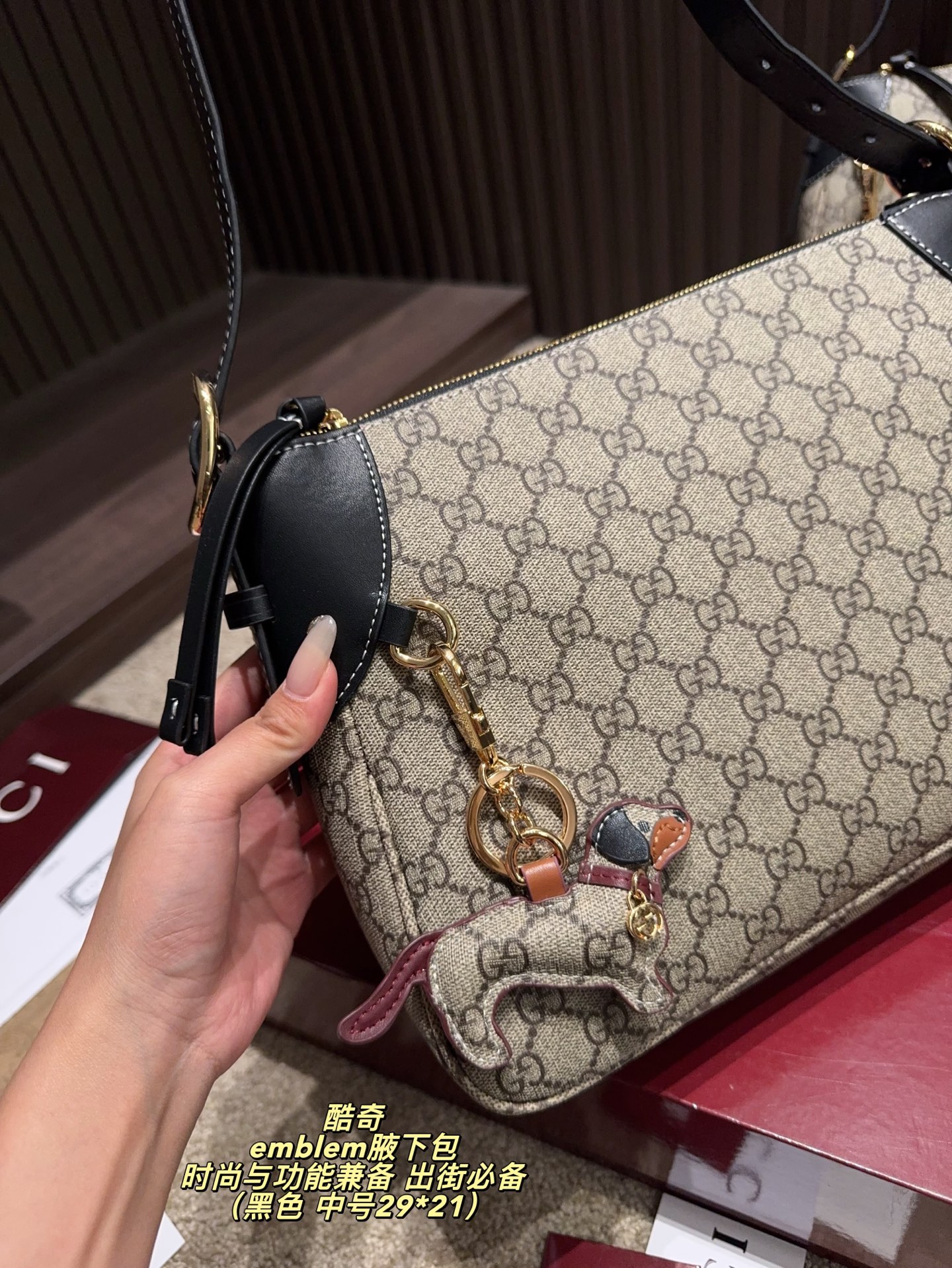 大号P195配折叠盒⚠️尺寸30*23 中号P190配折叠盒⚠️尺寸29*21 小号P180配折叠盒⚠️尺寸19*16 Gucci 酷奇 GG emblem腋下包 采用经典双G帆布&dagger;黑色皮革饰边，复古又耐用。金属马街扣点缀，细节满分，品牌辨识度超高！尺寸适中，通勤休闲都能轻松驾驭，手提或腋下背都很时髦。内部空间合理，日常物品轻松收纳，实用又百搭，是Gucci热门单品之一，时尚与功能兼备，出街必备！