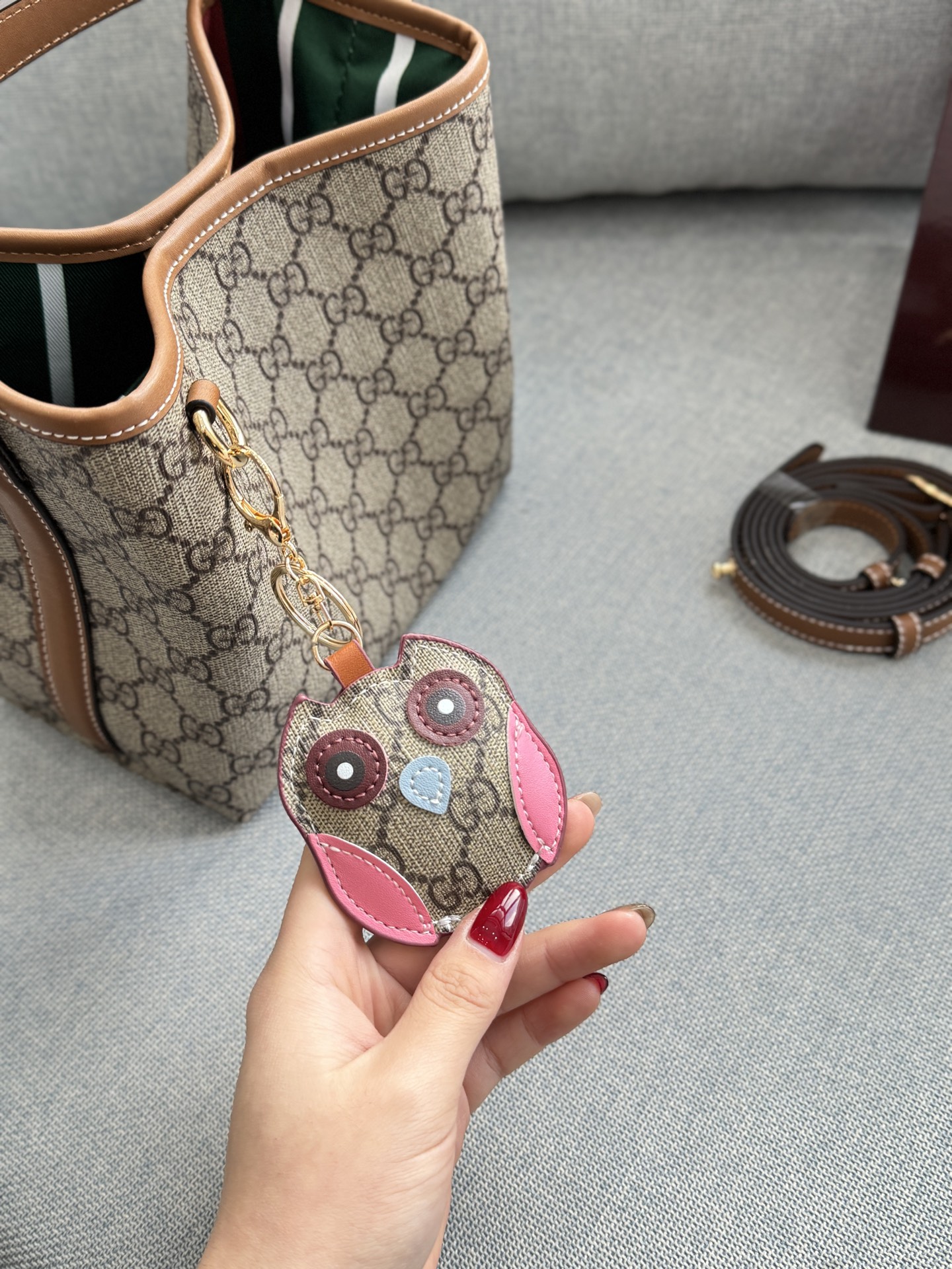 牛皮💰180 全套礼盒 size:18.5×18.5 GUCCI古驰 GG Emblem Emblem 猫头鹰挂件 水桶包手提包 迷你 芯片版本 钥匙扣真的太可爱啦,搭配任何包包都能碰撞出独特的感觉, 非常精致百搭~ 使用频率超高的一只包包!