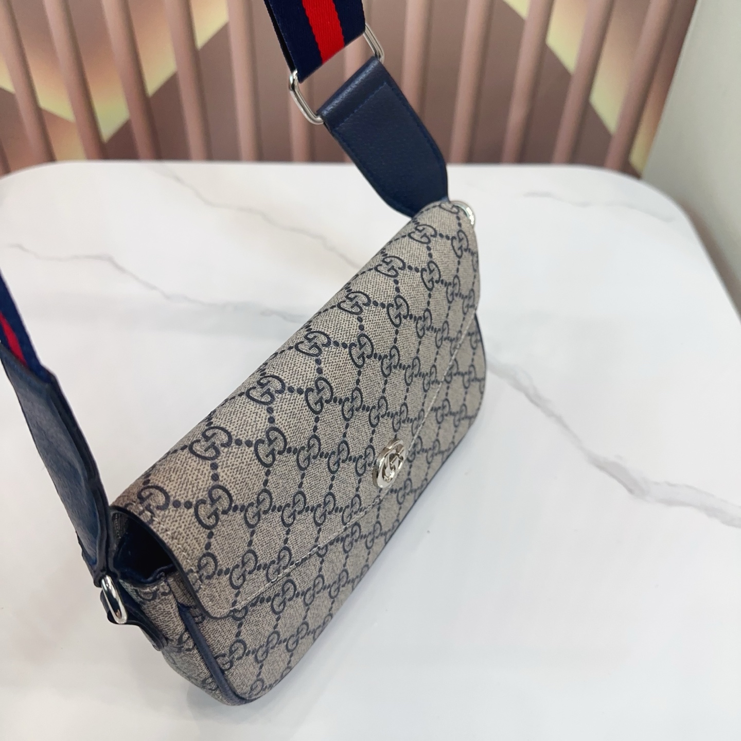 p105 配折叠盒 GUCCI酷奇Ophidia系列信封包 完全不是小废包，大小合适，可以满足日常需求，肩带可调节！尺寸22.14cm。 Q