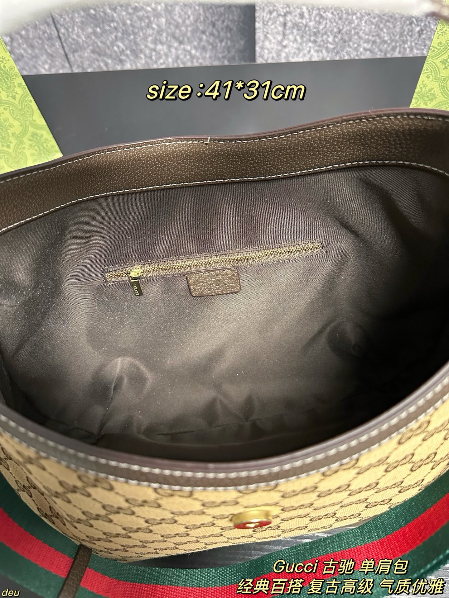 P130配盒 Gucci 古驰 单肩包 老花双G手提来喽!想要复古,经典的老花搭配相得益彰的金扣,整个贵气复古风扑面而来,永不过时的经典款式,简约大气的风格设计,老花在复古感方面狠狠拿捏!想要实用,不小的托特容量,但整体看起来又不会太大,好看至上的前提下整个实用感绝绝子,采用宽条肩带,厚重感满满,又给予松弛感,整体上身好背好用!这样一款实用又贵气的包包,成色极佳,出门也不容易撞包,穿搭好搭配,不挑场合,相信你一定会心动! 尺寸:41*31cm