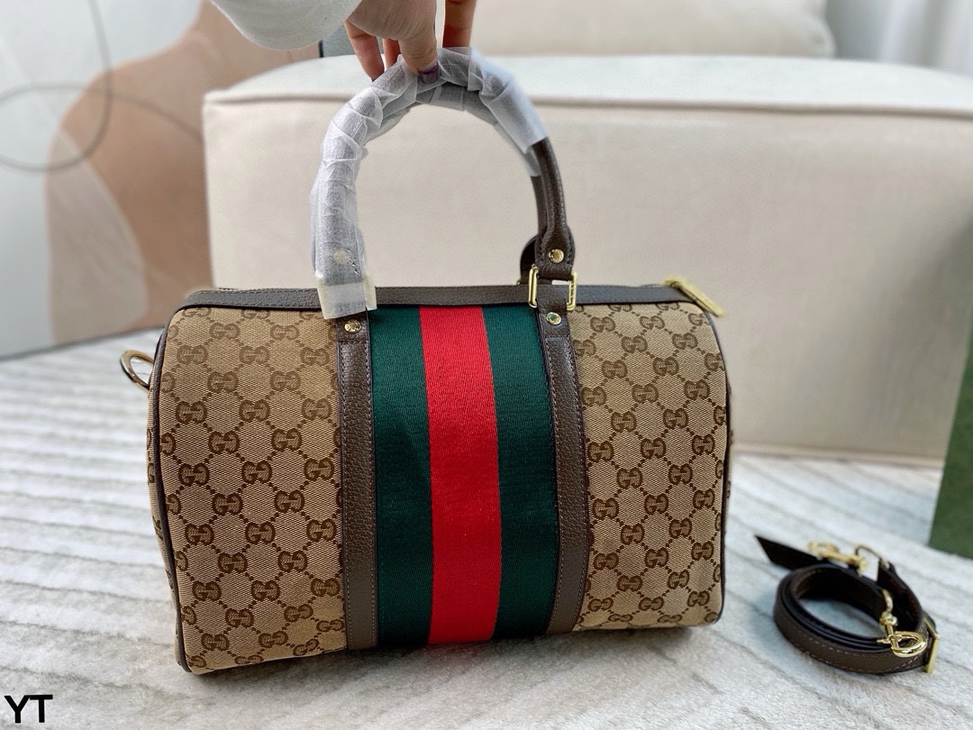 p120 无盒🎁 Gucci枕头包 双G老花帆布系列 手感柔软舒适 耐磨度极好 人手必备 适合手提肩背两用 实用大容量包包 非常轻 上身真的超级洋气!! 尺寸：31*20