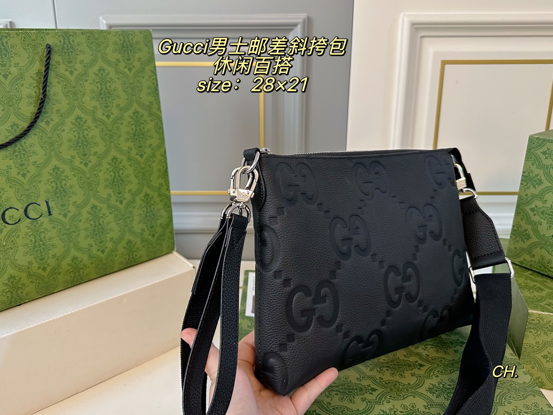 P125（配盒） size：28&times;21 GUCCI 古驰压花男士邮差包斜挎包💕 方方正正的包型很好搭衣服！ 包身特别轻，撞包率极低， 肩带🉑️调节，空间超大～ 出门超方便，男女生都可驾驭❗️