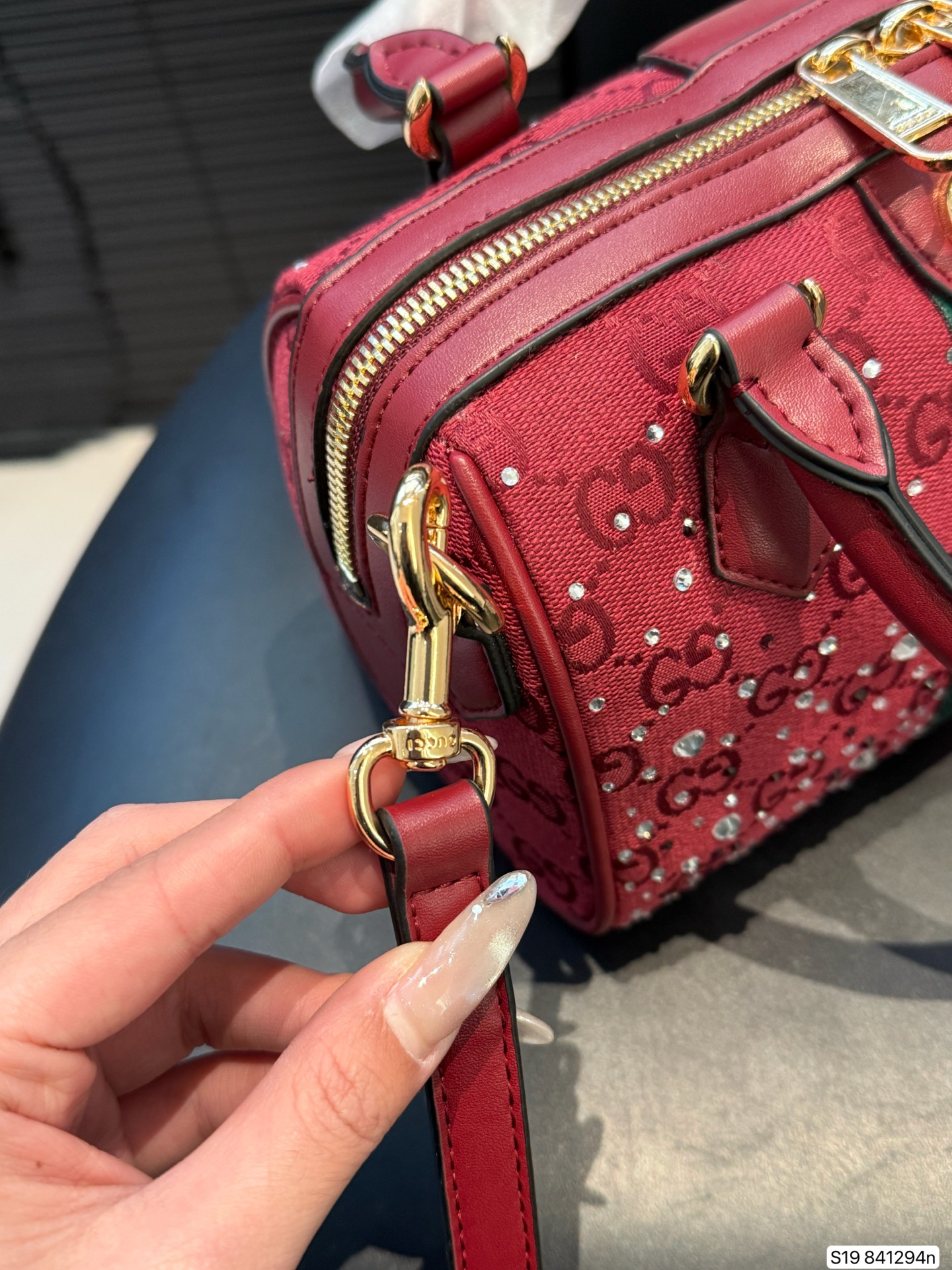 P145 Gucci圣诞限定系列🎄水晶波士顿 🎄圣诞氛围直接拉满！红丝绒+满钻的Gucci波士顿包也太会了吧✨ [爱心R]酒红色缎面缀满碎钻，灯光下直接在发光💫 红绿条纹撞色是经典圣诞配色，手提带的皮质又很有质感！ 配深色大衣就是贵气大小姐本人，容量也够装下补妆包+手机，节日出街又美又实用～ 尺寸21 14 货号841294