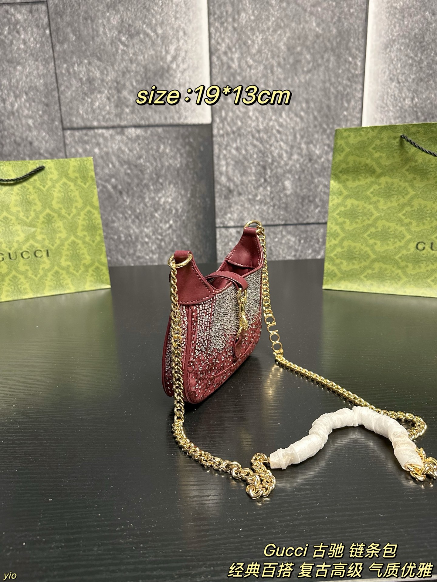P145配盒 Gucci 古驰 链条包 红色满钻Jackie~爱不够的甜奢风，奢华梦幻的气息简直要扑面而来啦~包身布满闪耀的钻石 不同的光线下都能闪烁着迷人的光芒哇，这种柔美的红色调很容易就能增添一抹甜美精致的魅力 简直是晚宴绝配！ 尺寸：19*13cm