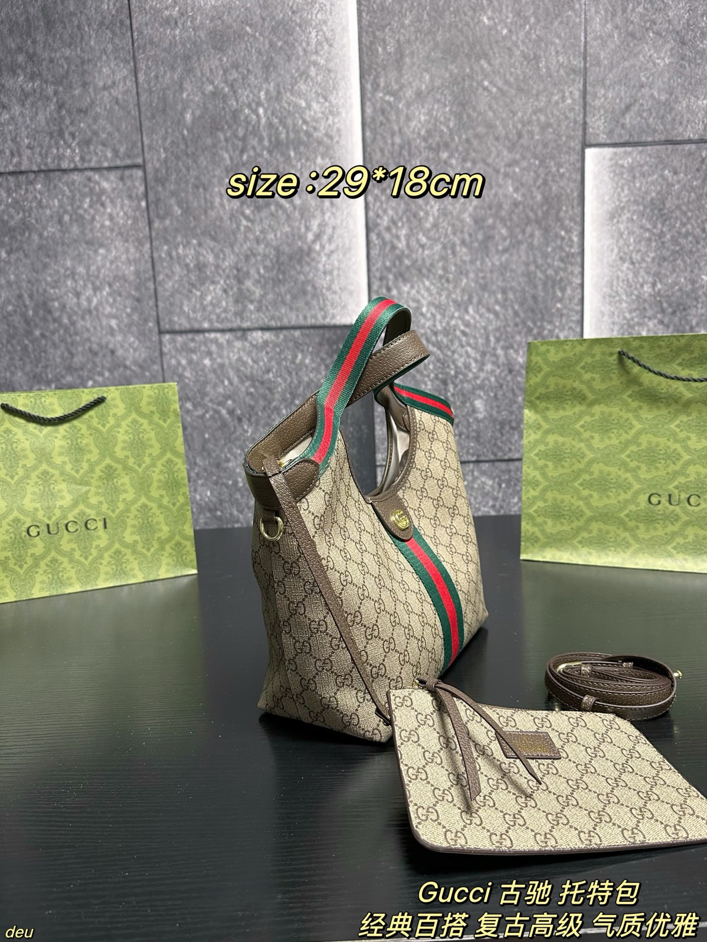 P130配盒 Gucci 古驰 托特包 Gucci Giglio托特！通勤必备好物✨真的被这款超轻自重的托特惊到✨ 装14寸电脑+文件+补妆包，肩膀完全不压塌，打工人狂喜～经典GG帆布+织带滚边，复古又不挑风格，通勤西装、周末休闲装都能搭。可拆卸肩带秒变手拿包，一包两用！磁吸扣设计安全感拉满，开放式收纳拿取超方便，2026早春秀款自带高级辨识度！ 尺寸：29*18cm