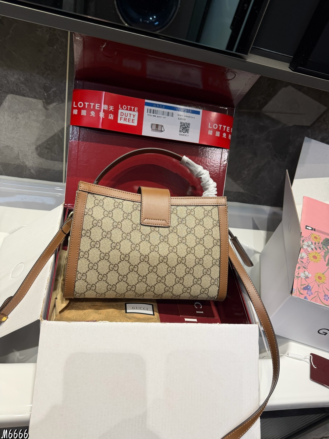 ❤️P195（折叠飞机礼盒）❤️ gucci永不过时的经典Gucci padlock从颜值到使用感都非常YYDS，简约百搭，经典款式不容易过时，造型也以大方舒适，容纳性好为特点肩带搭配也是从典藏设计中直接取用的钥匙扣设计如果你想拥有一只大牌的爆款包包，又想要容量大，造型百搭，年轻时尚，我觉得这一款是非常完美的，如果你是身材娇小的姐妹，喜欢大包，又担心视觉上有点压 这款包包绝对是你的首选 尺寸26.18cm